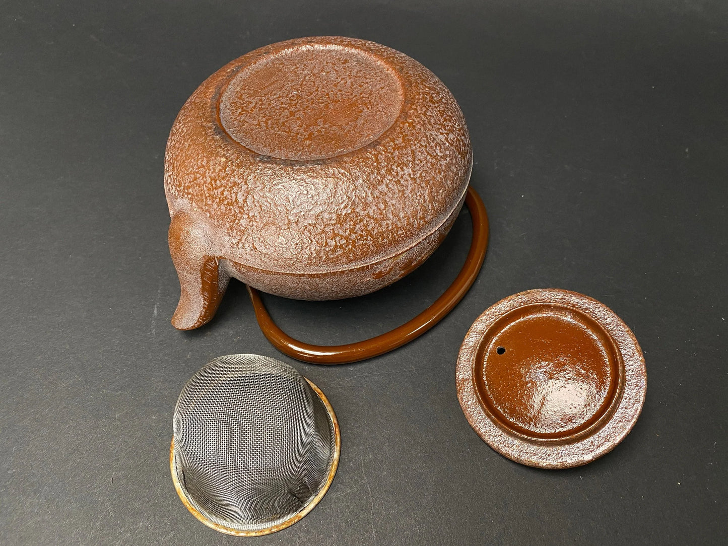 Japanese Tetsubin Teapot: Nanbu Tekki Cast Iron Kettle, Leaf Pattern, 20oz w/Infuser
