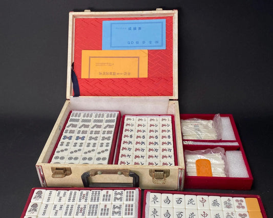 RARE Riichi Mahjong, Japanese MVC Mah Jong Set, Brand Geimudo, 4 Red Fives Aka Dora, White portable Big Unique Case, Tile dealing game