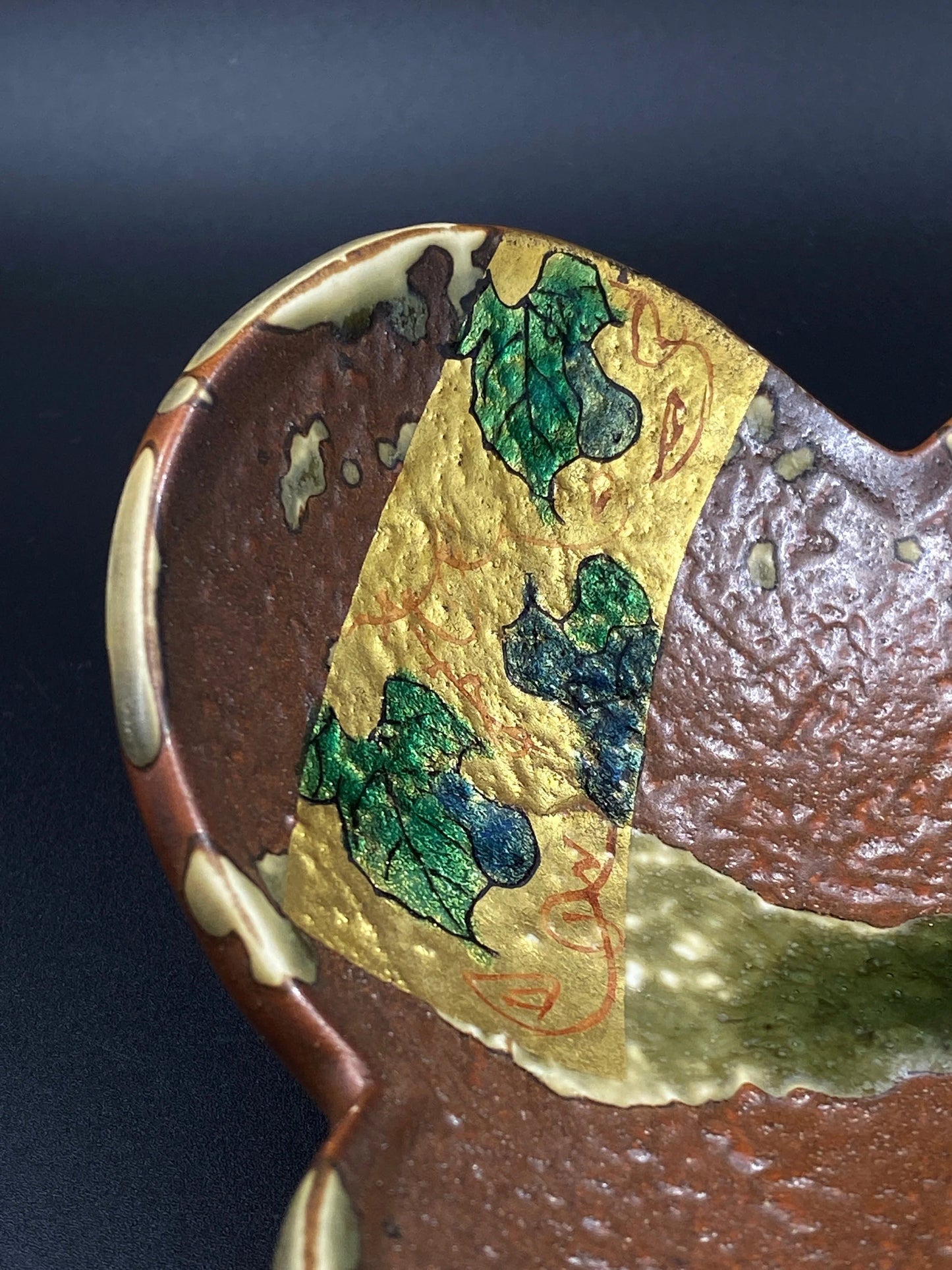 Japanese Gold uinique Plate Art Pottery, maker signed, leaf shape Dessert trinket, Leaf Pattern hand painted