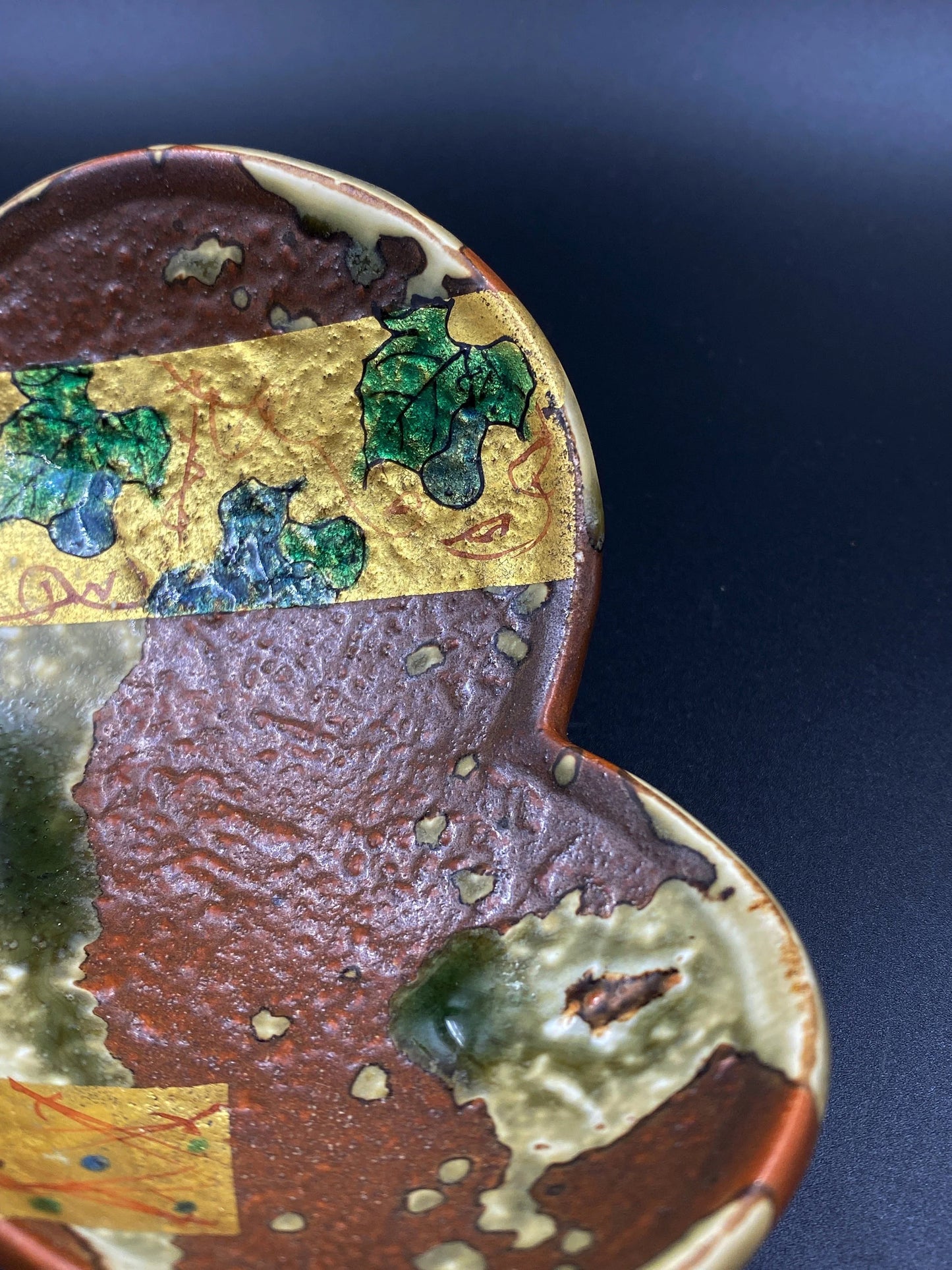 Japanese Gold uinique Plate Art Pottery, maker signed, leaf shape Dessert trinket, Leaf Pattern hand painted