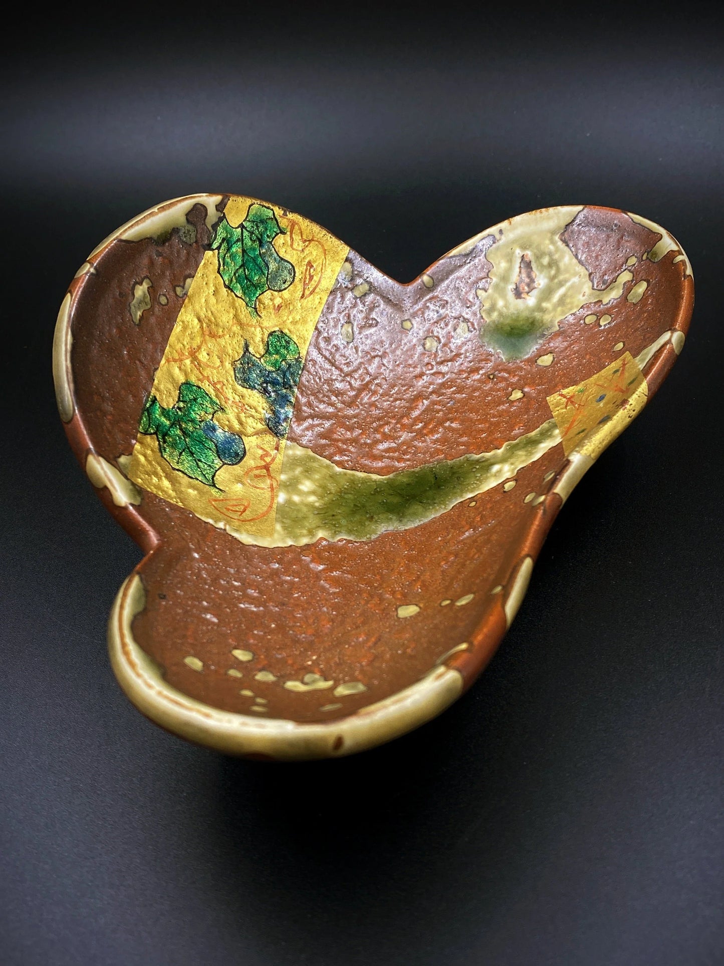 Japanese Gold uinique Plate Art Pottery, maker signed, leaf shape Dessert trinket, Leaf Pattern hand painted