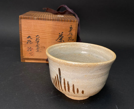 Hagi yaki ware Chawan, with gift box, Japanese Matcha tea bowl in Beige, with lines pattern w/signed Wooden co-box ！