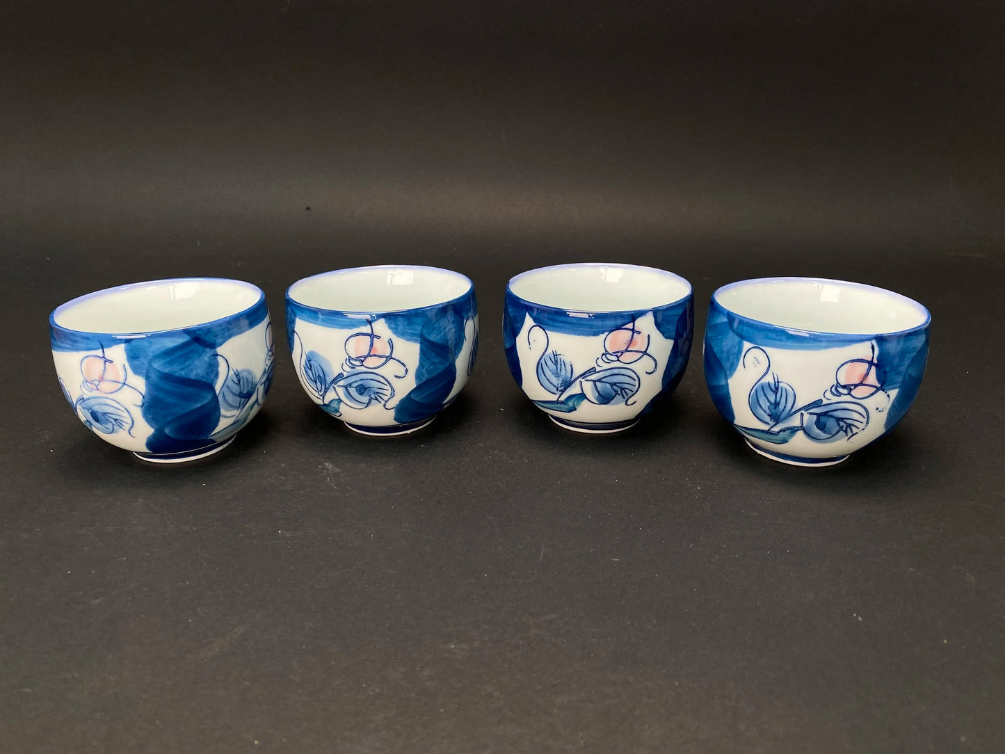Set of 4 Japanese Tea Cups signed by Hijiri En, with original wood box signed, Rose pattern, Yunomi Blue & White, in Open Box Condition