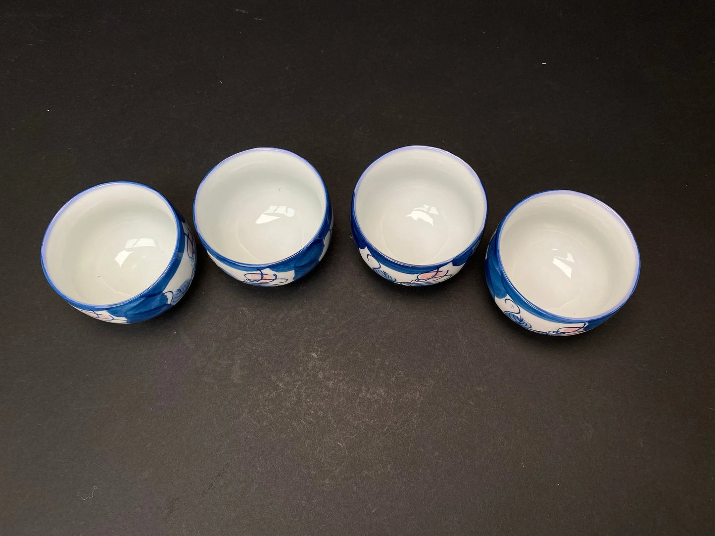 Set of 4 Japanese Tea Cups signed by Hijiri En, with original wood box signed, Rose pattern, Yunomi Blue & White, in Open Box Condition