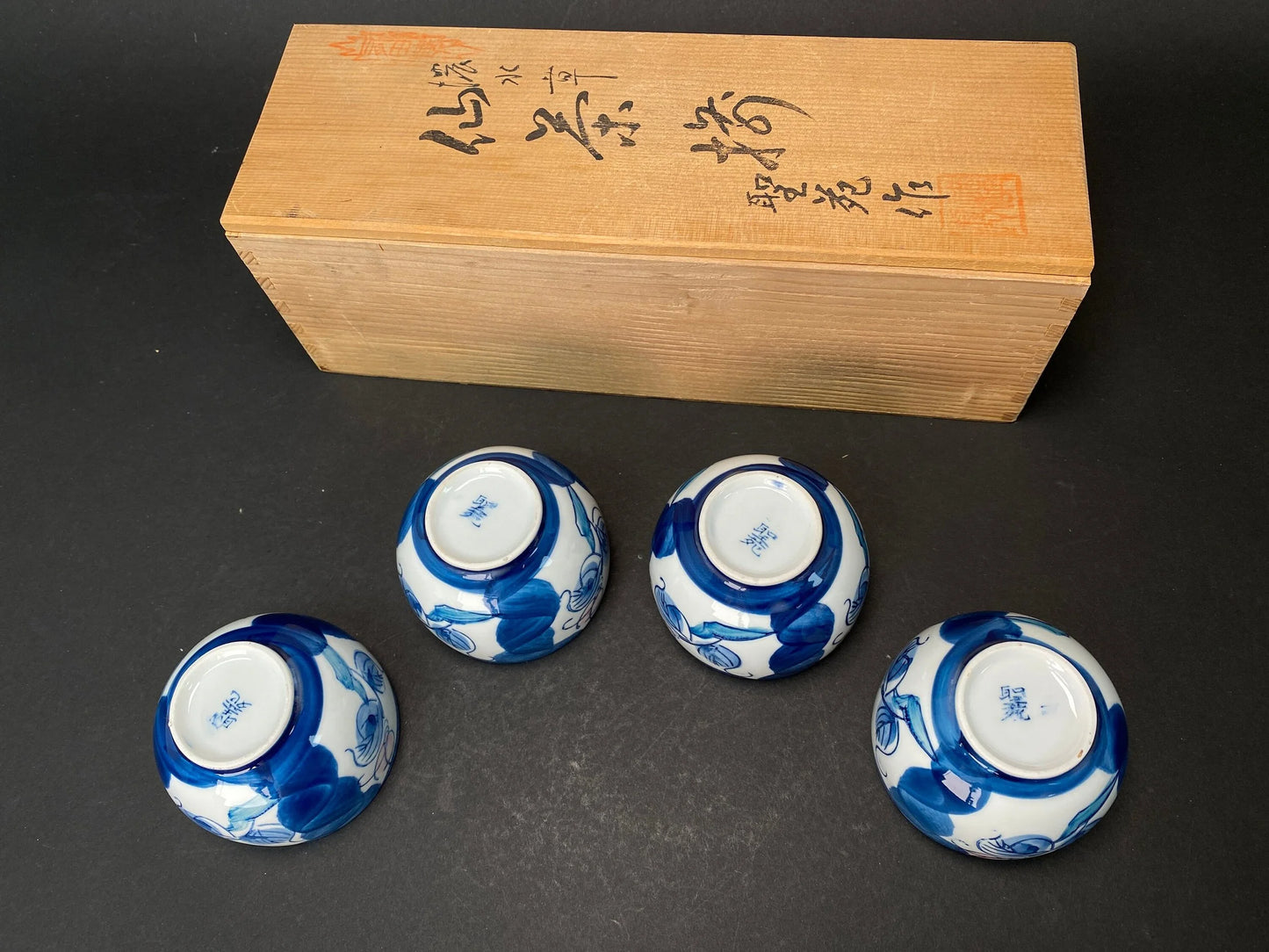 Set of 4 Japanese Tea Cups signed by Hijiri En, with original wood box signed, Rose pattern, Yunomi Blue & White, in Open Box Condition