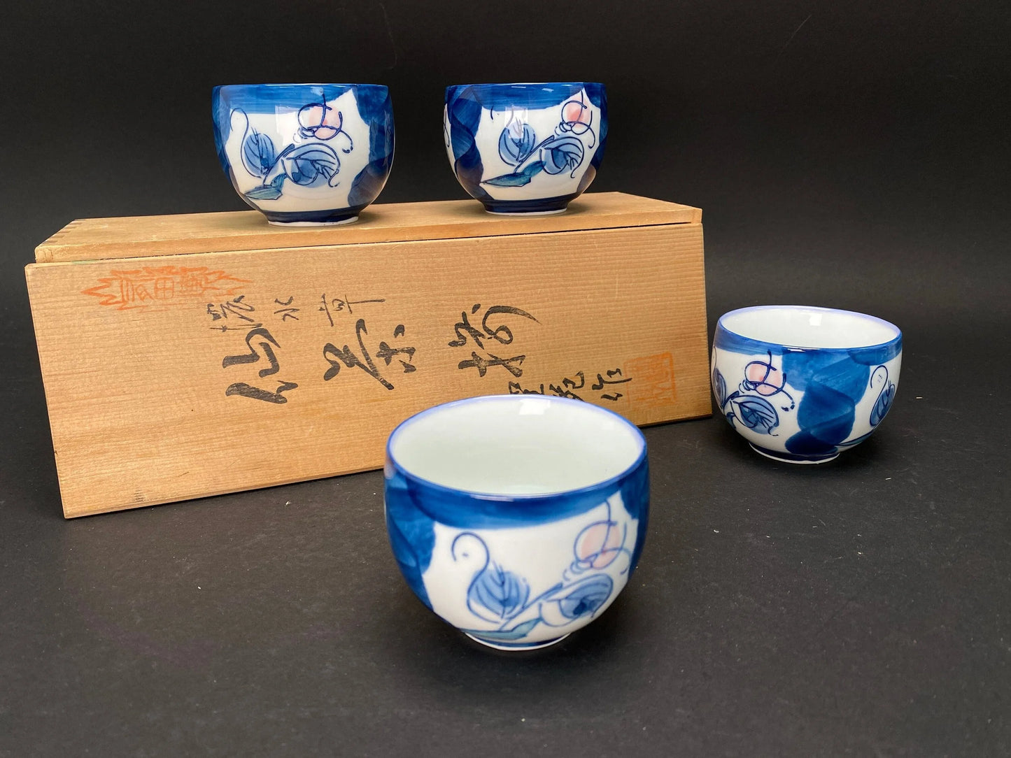 Set of 4 Japanese Tea Cups signed by Hijiri En, with original wood box signed, Rose pattern, Yunomi Blue & White, in Open Box Condition