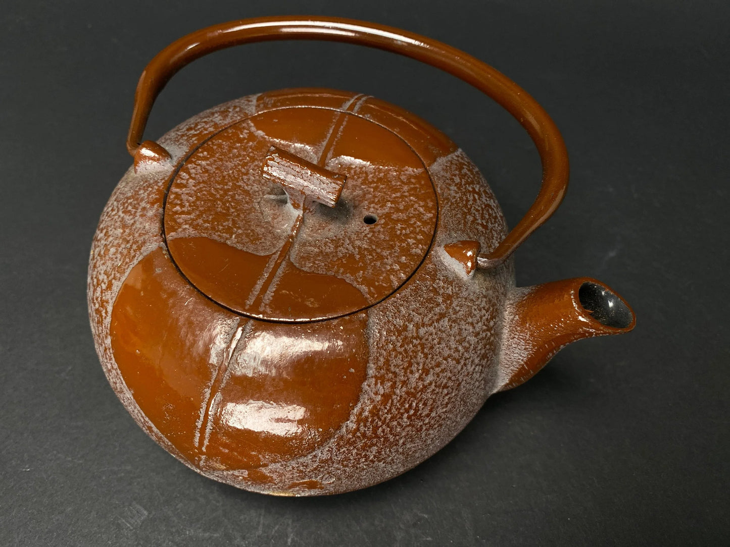 Japanese Tetsubin Teapot: Nanbu Tekki Cast Iron Kettle, Leaf Pattern, 20oz w/Infuser