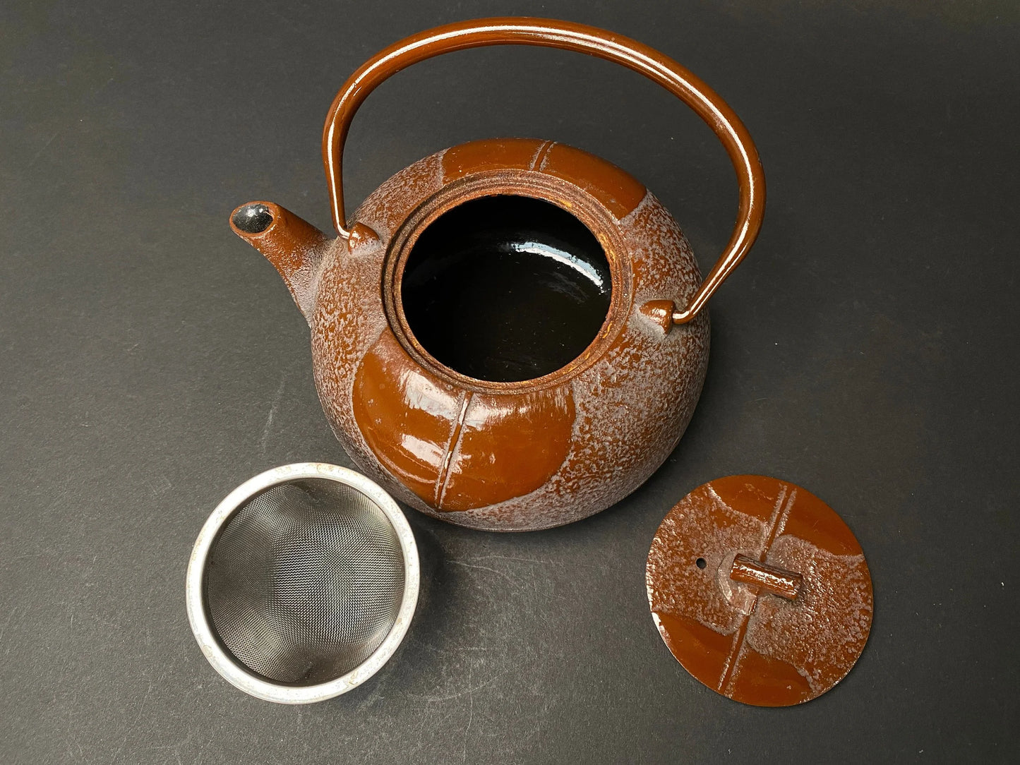 Japanese Tetsubin Teapot: Nanbu Tekki Cast Iron Kettle, Leaf Pattern, 20oz w/Infuser