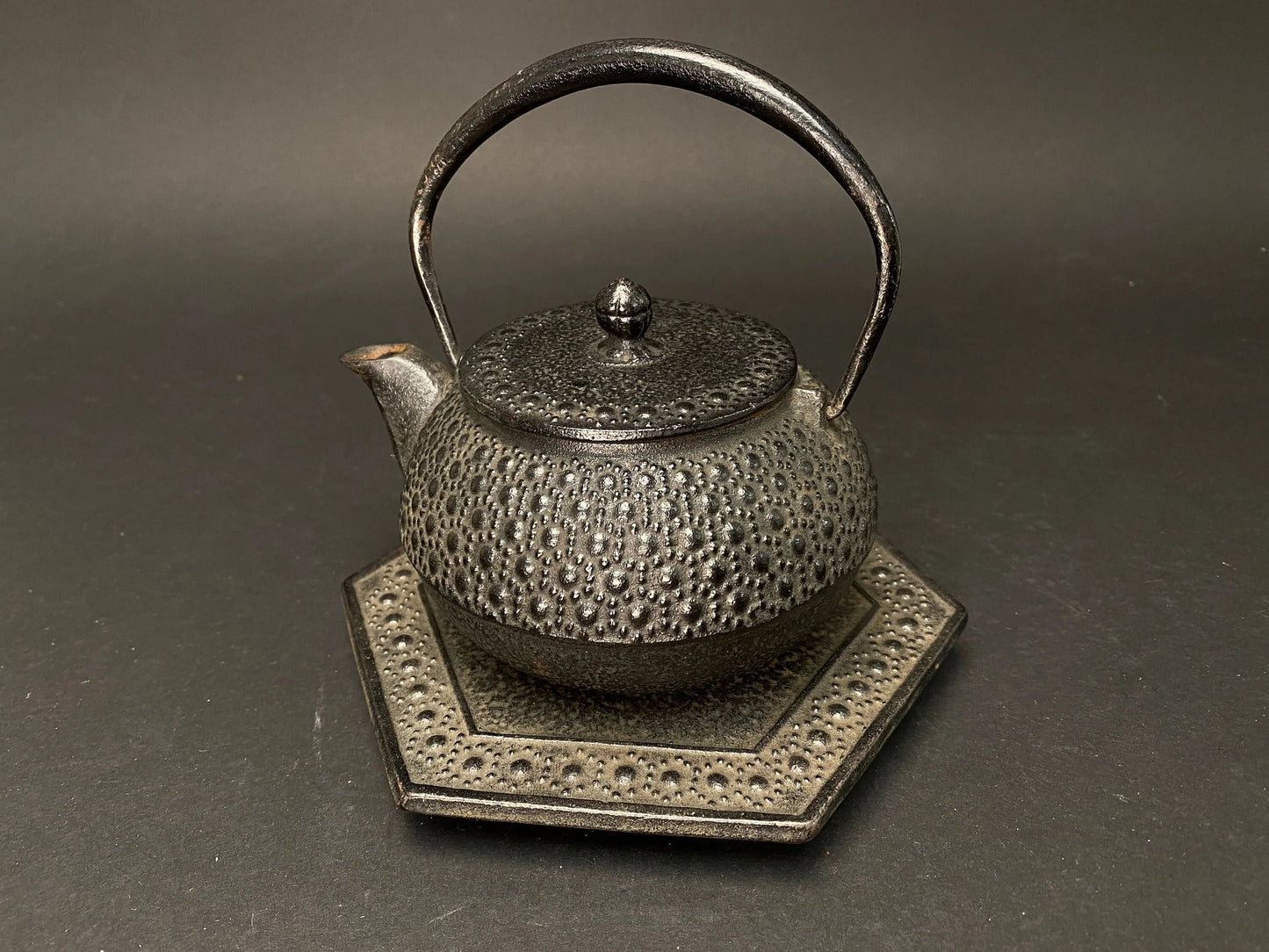 Japan Nambu Tekki Tetsubin！ Medium Black Teapot, with Cast iron mat, 250ml, 8oz, Infuser Trivet, Tea Kettle, Made in Japan