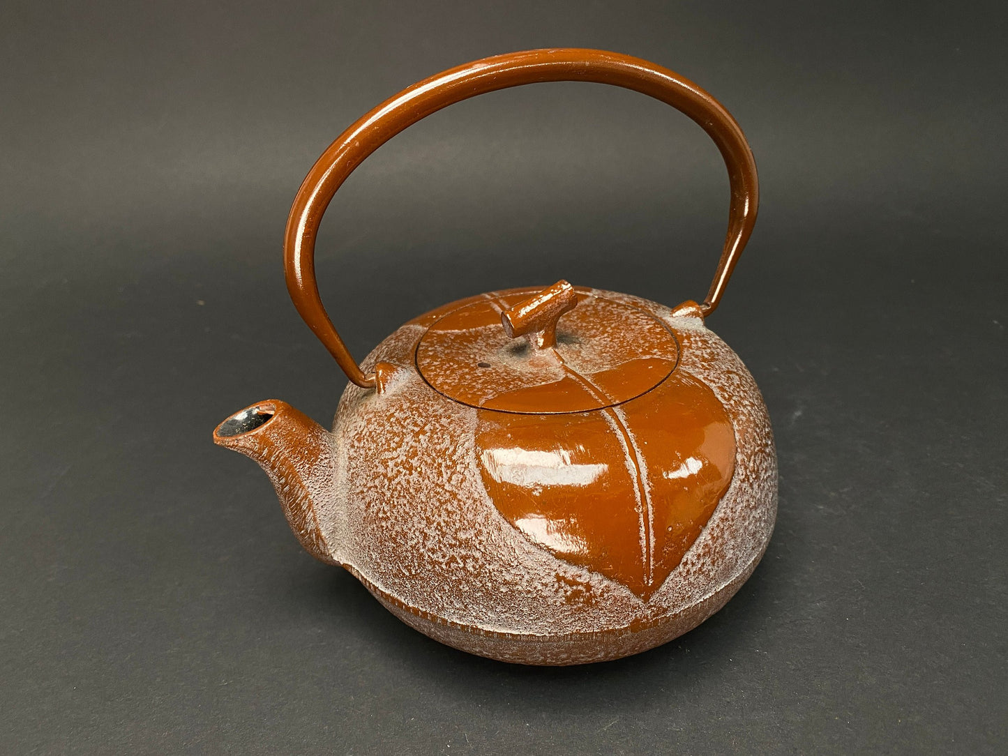 Japanese Tetsubin Teapot: Nanbu Tekki Cast Iron Kettle, Leaf Pattern, 20oz w/Infuser