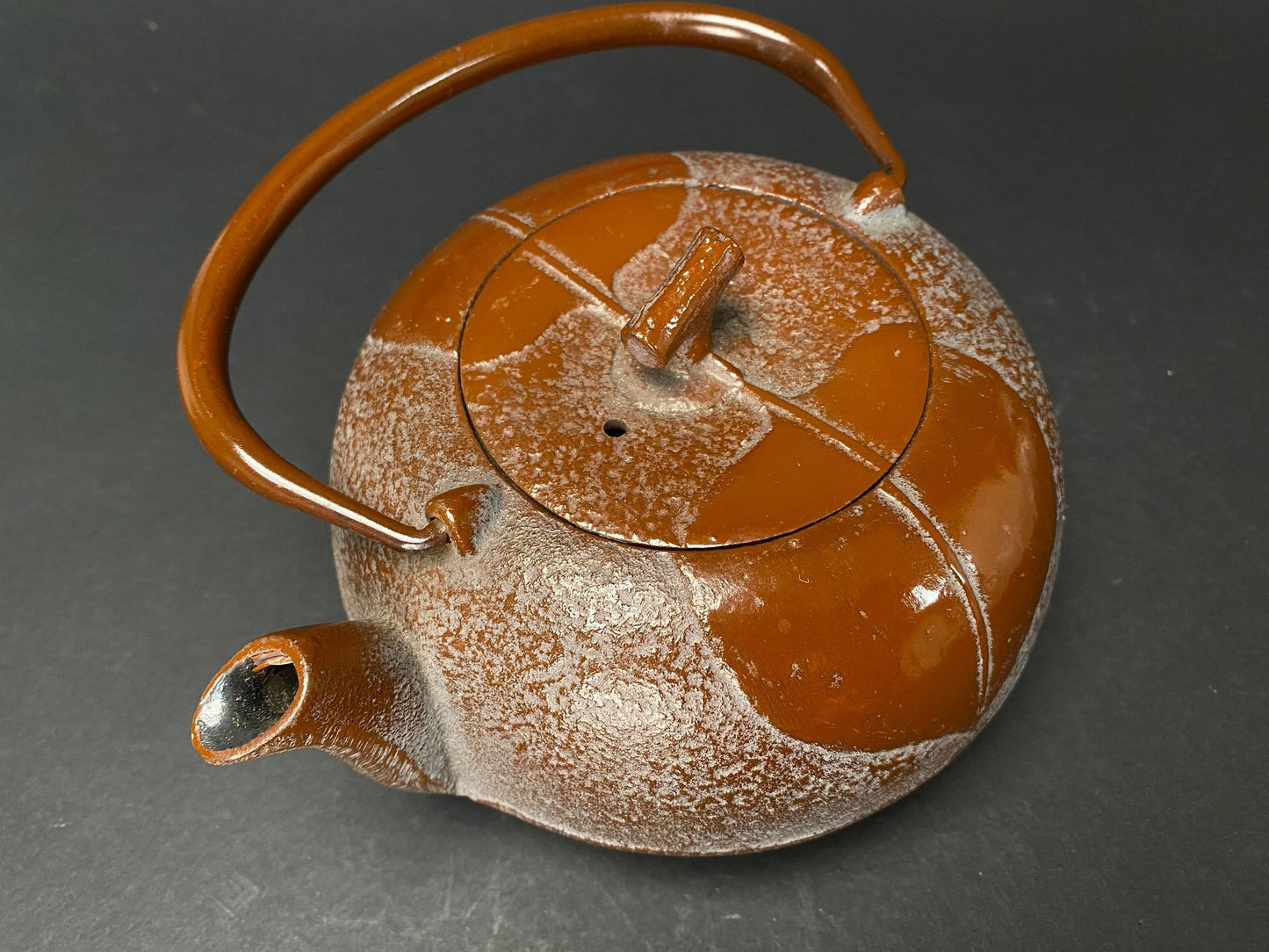 Japanese Tetsubin Teapot: Nanbu Tekki Cast Iron Kettle, Leaf Pattern, 20oz w/Infuser
