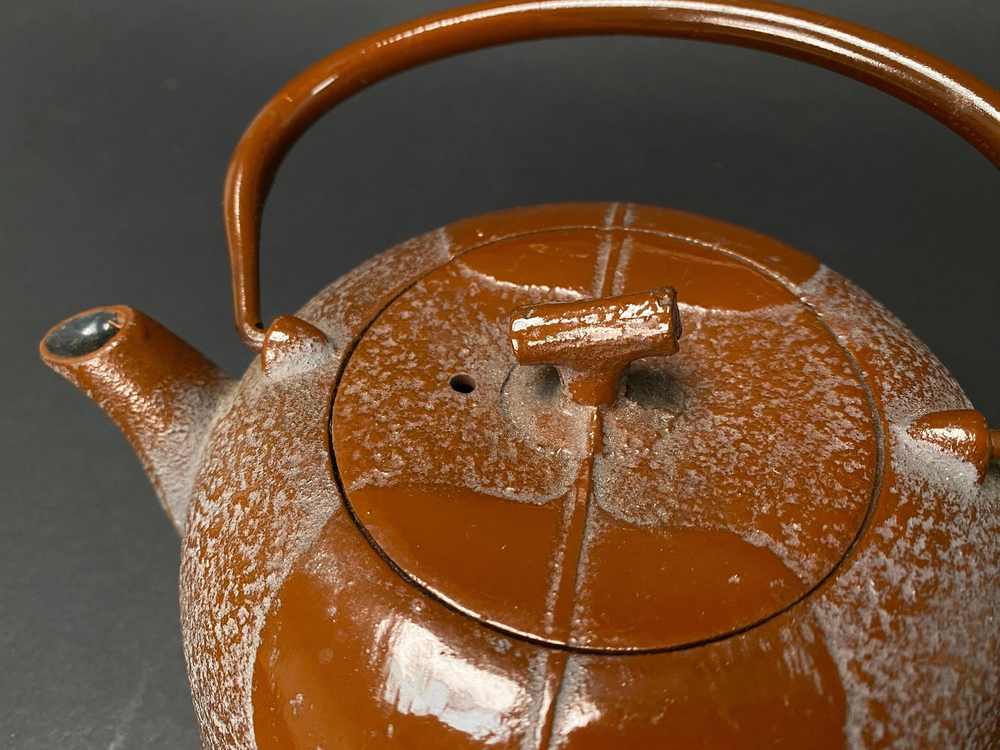 Japanese Tetsubin Teapot: Nanbu Tekki Cast Iron Kettle, Leaf Pattern, 20oz w/Infuser