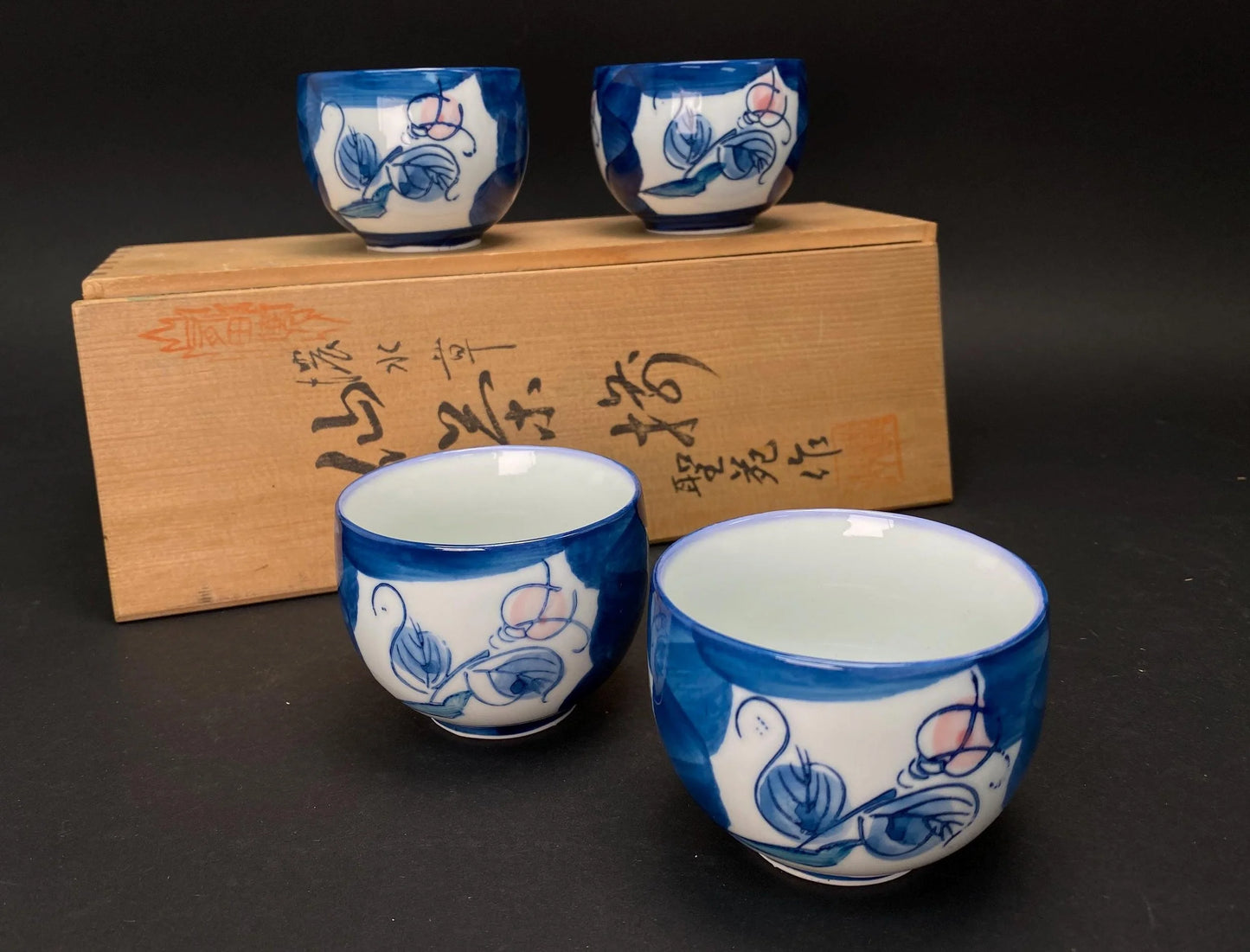 Set of 4 Japanese Tea Cups signed by Hijiri En, with original wood box signed, Rose pattern, Yunomi Blue & White, in Open Box Condition