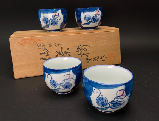 Set of 4 Japanese Tea Cups signed by Hijiri En, with original wood box signed, Rose pattern, Yunomi Blue & White, in Open Box Condition