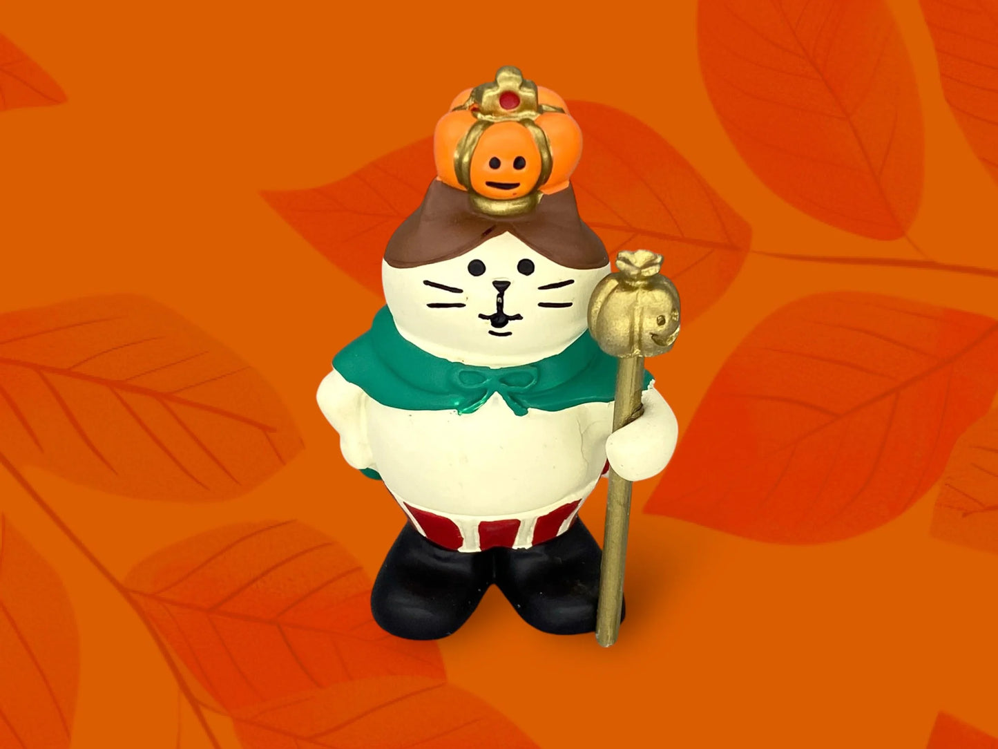 Halloween Pumpkin King Cat Ornament: Japanese Decole Concombre table Decor, black and white cats
