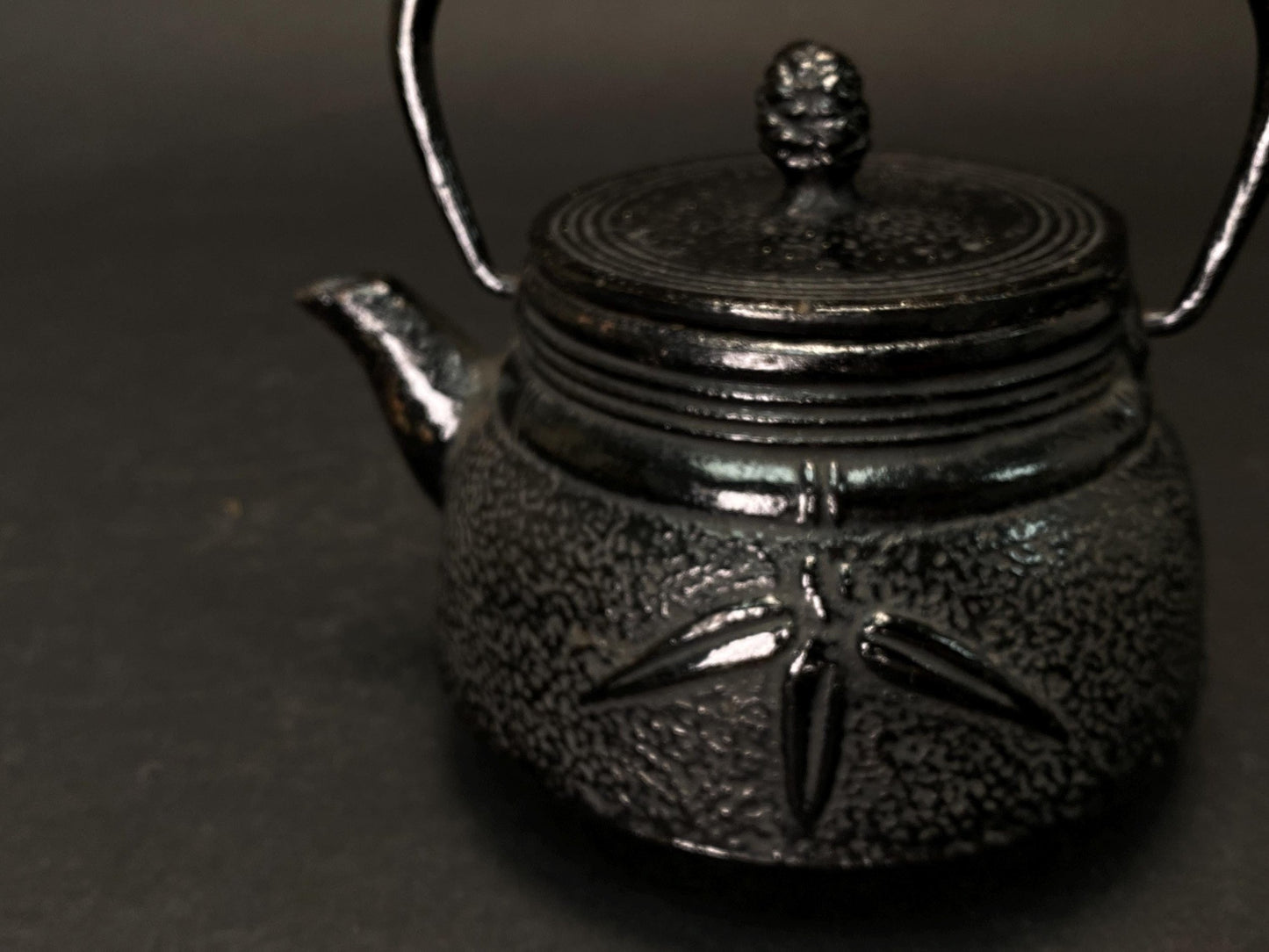Japanese Tetsubin Nanbu Tekki, Leaf Pattern Teapot Cast iron TEA KETTLE signed, Vintage Teapot, Antique Japan, tea kettle, brush pattern