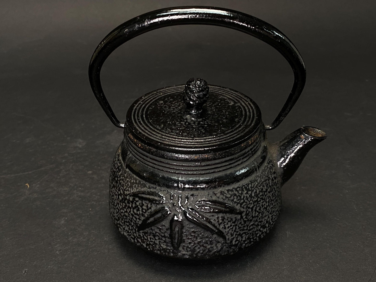Japanese Tetsubin Nanbu Tekki, Leaf Pattern Teapot Cast iron TEA KETTLE signed, Vintage Teapot, Antique Japan, tea kettle, brush pattern