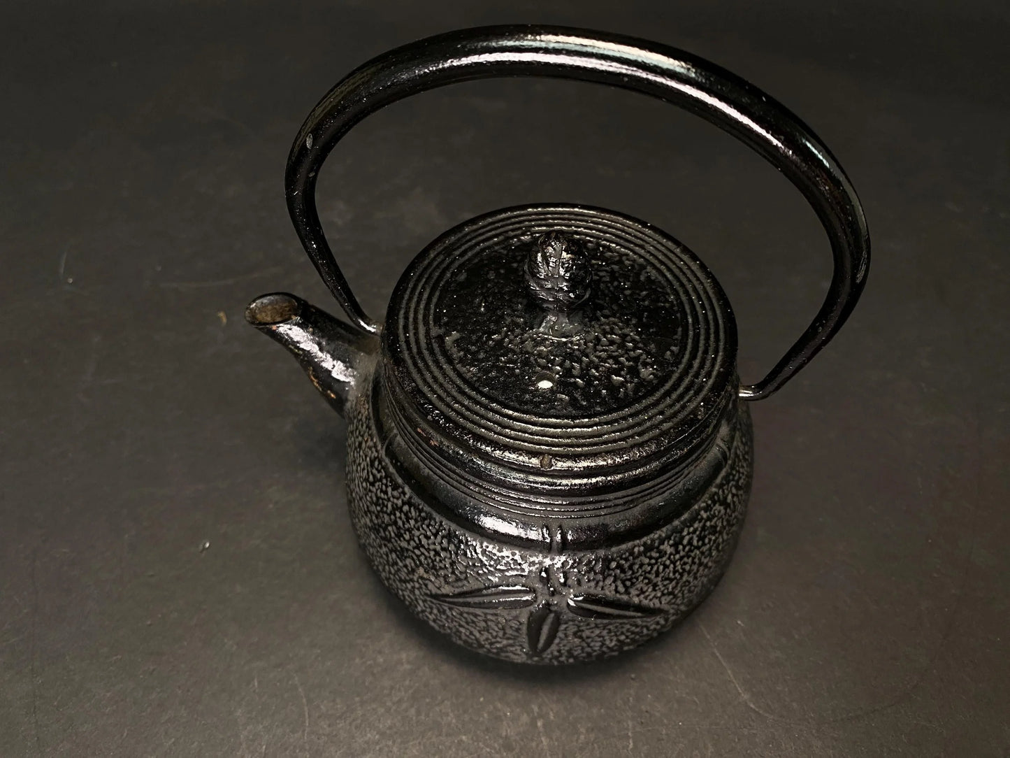 Japanese Tetsubin Nanbu Tekki, Leaf Pattern Teapot Cast iron TEA KETTLE signed, Vintage Teapot, Antique Japan, tea kettle, brush pattern