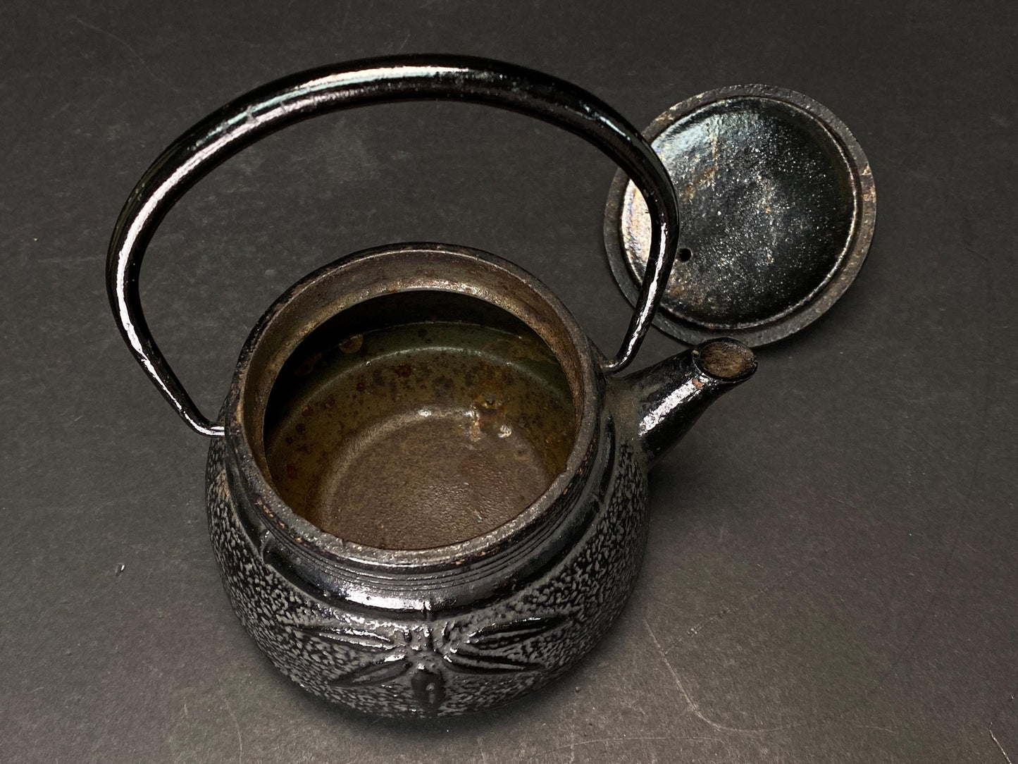Japanese Tetsubin Nanbu Tekki, Leaf Pattern Teapot Cast iron TEA KETTLE signed, Vintage Teapot, Antique Japan, tea kettle, brush pattern