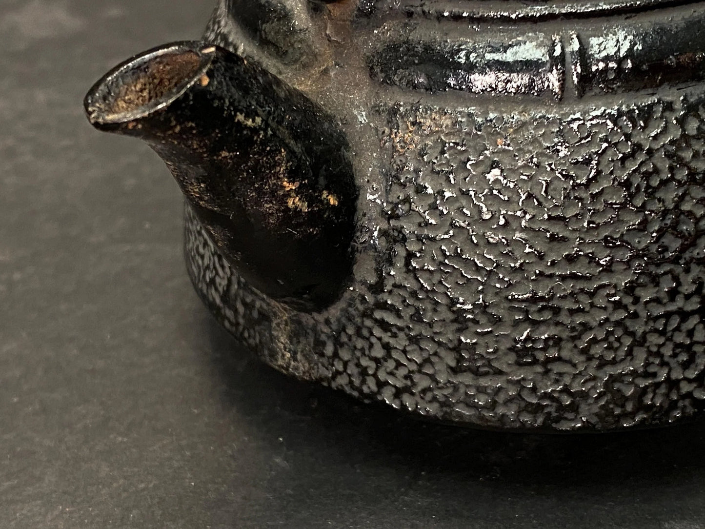 Japanese Tetsubin Nanbu Tekki, Leaf Pattern Teapot Cast iron TEA KETTLE signed, Vintage Teapot, Antique Japan, tea kettle, brush pattern