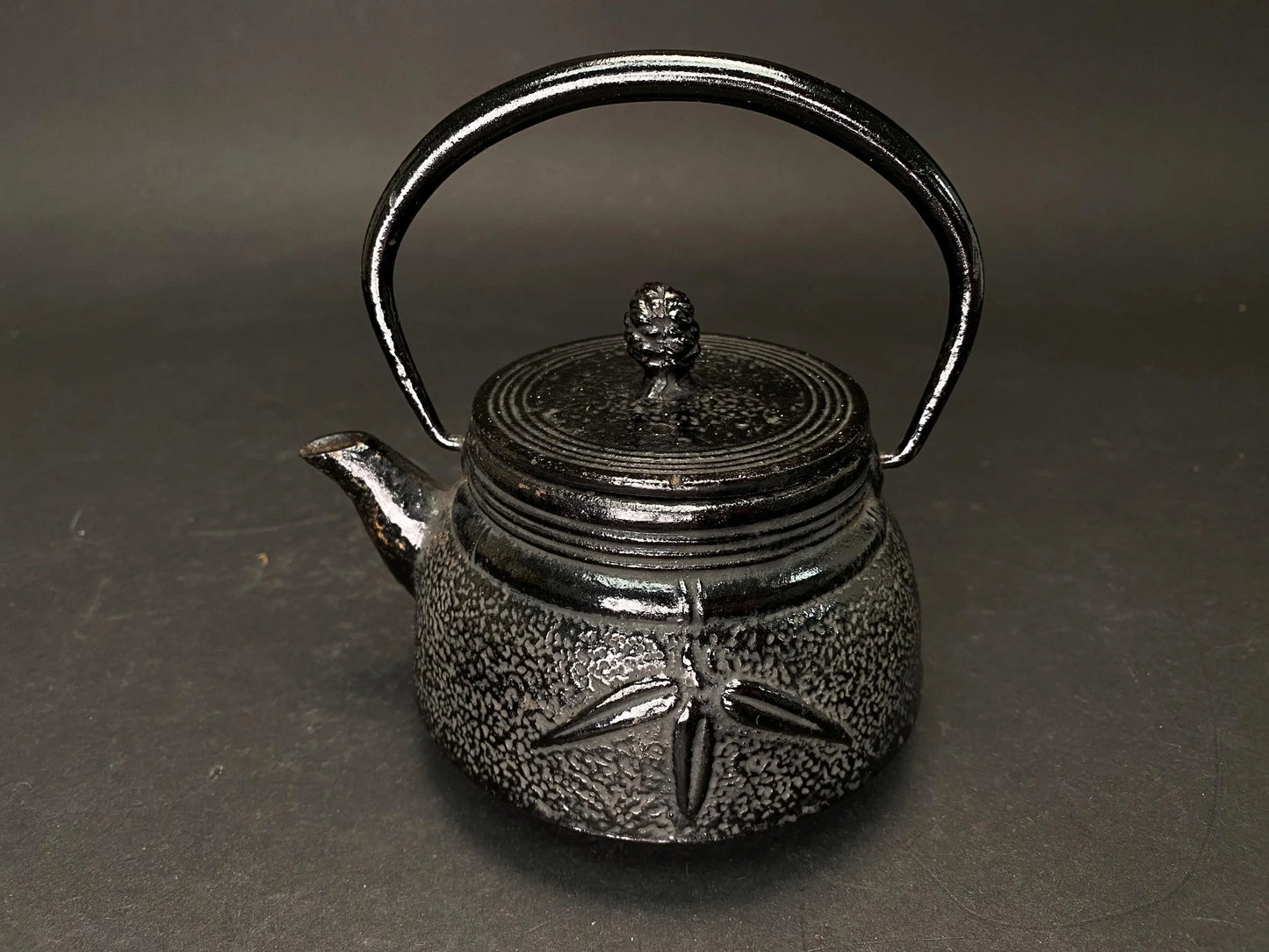Japanese Tetsubin Nanbu Tekki, Leaf Pattern Teapot Cast iron TEA KETTLE signed, Vintage Teapot, Antique Japan, tea kettle, brush pattern