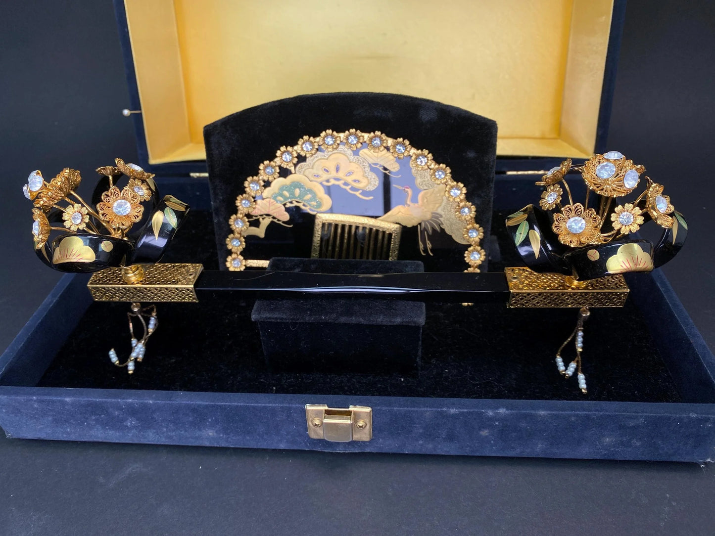 Japanese Lacquer Kanzashi Luxury Set: Maiko Geisha Hair Ornament, black and gold Luxury Gift Box