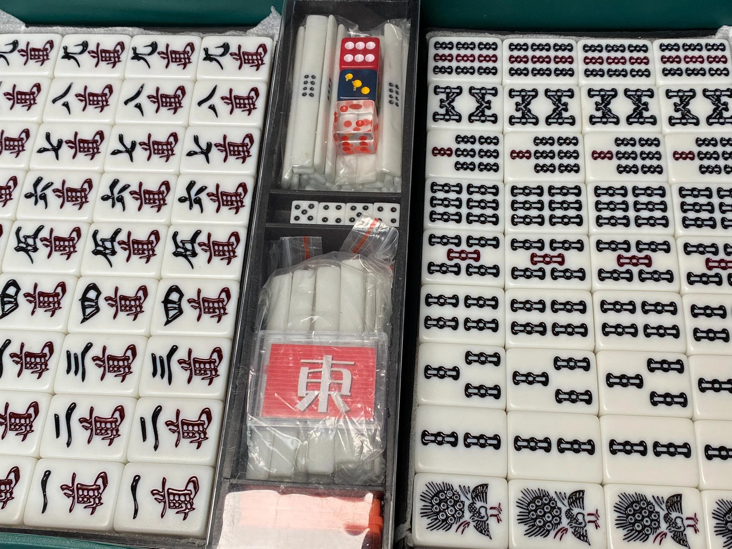 Suisen Riichi Mahjong Japanese MVC Mah Jong Set, Rhinestone 4 Red Aka Dora, Unused Heisei Retro Riichi Game mah jong set, Tile dealing game