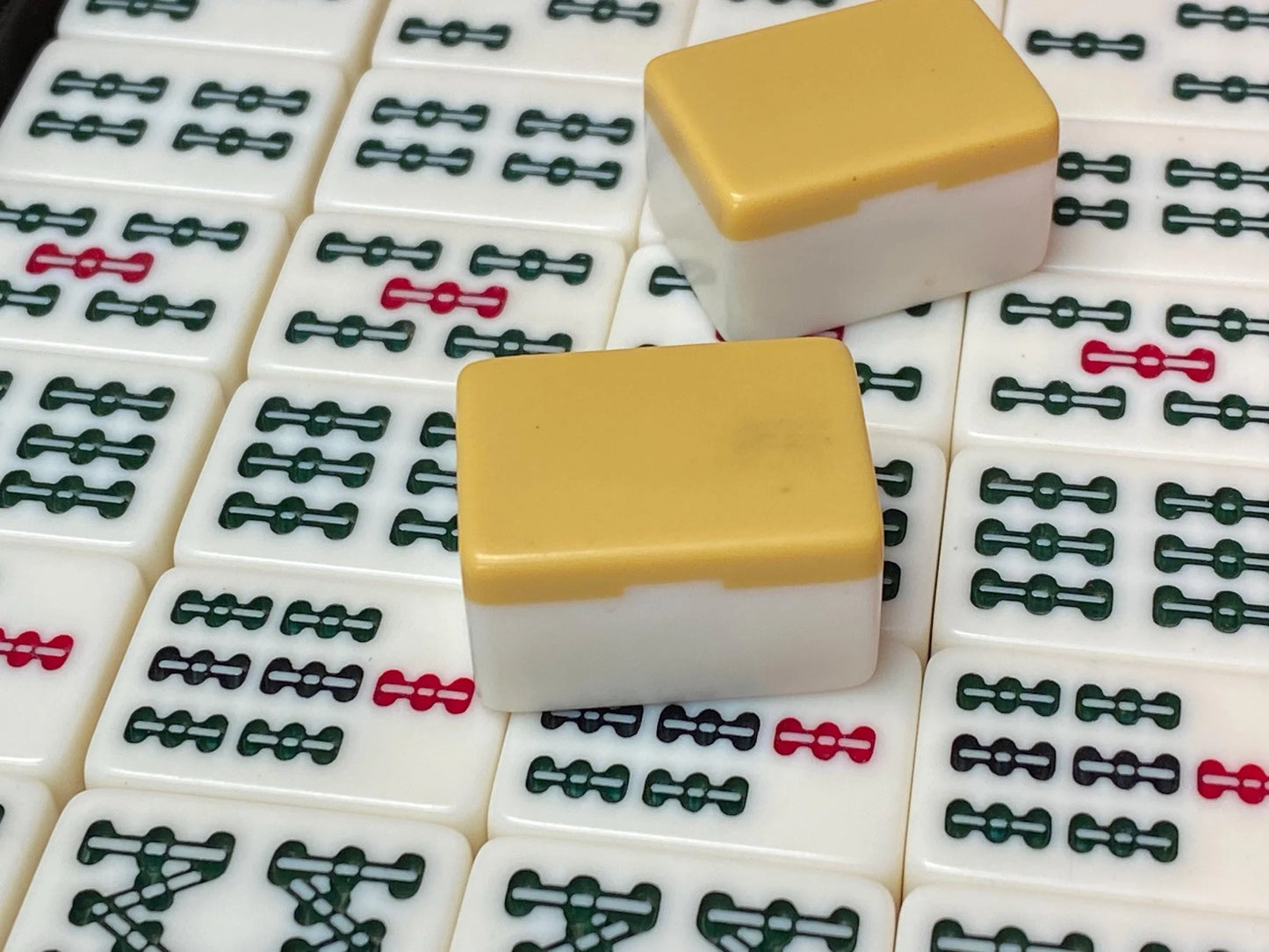 Japanese Riichi Mahjong Vintage Japan MVC Mah Jong Set, yellow back, with black portable Case Tile dealing game Vintage