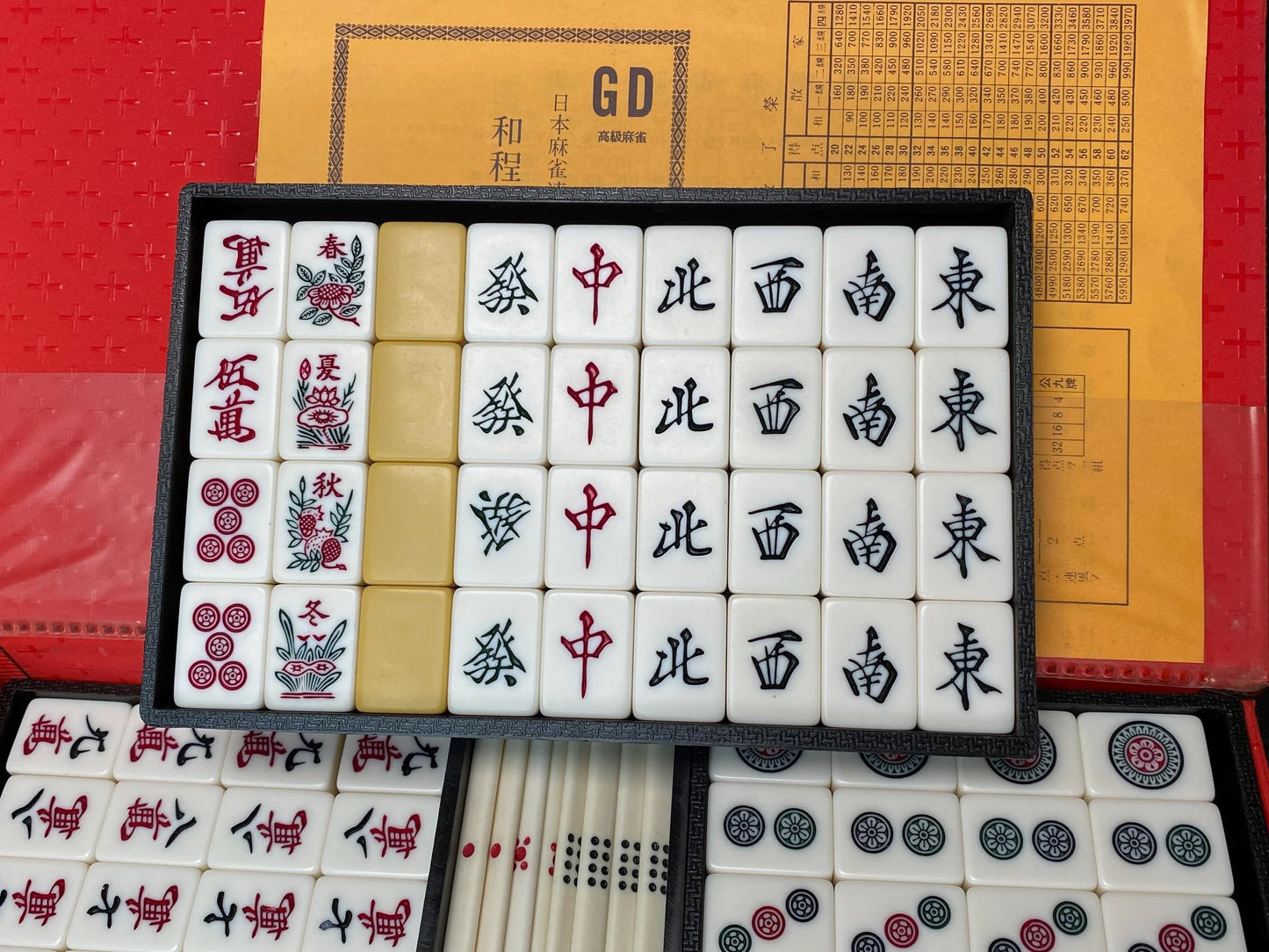 Japanese Riichi Mahjong Vintage Japan MVC Mah Jong Set, yellow back, with black portable Case Tile dealing game Vintage