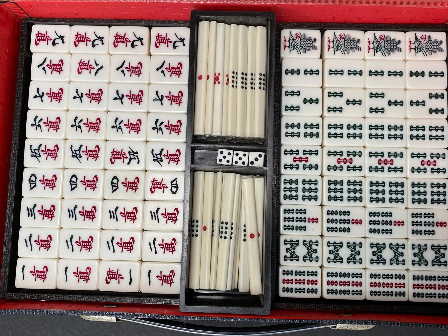 Japanese Riichi Mahjong Vintage Japan MVC Mah Jong Set, yellow back, with black portable Case Tile dealing game Vintage