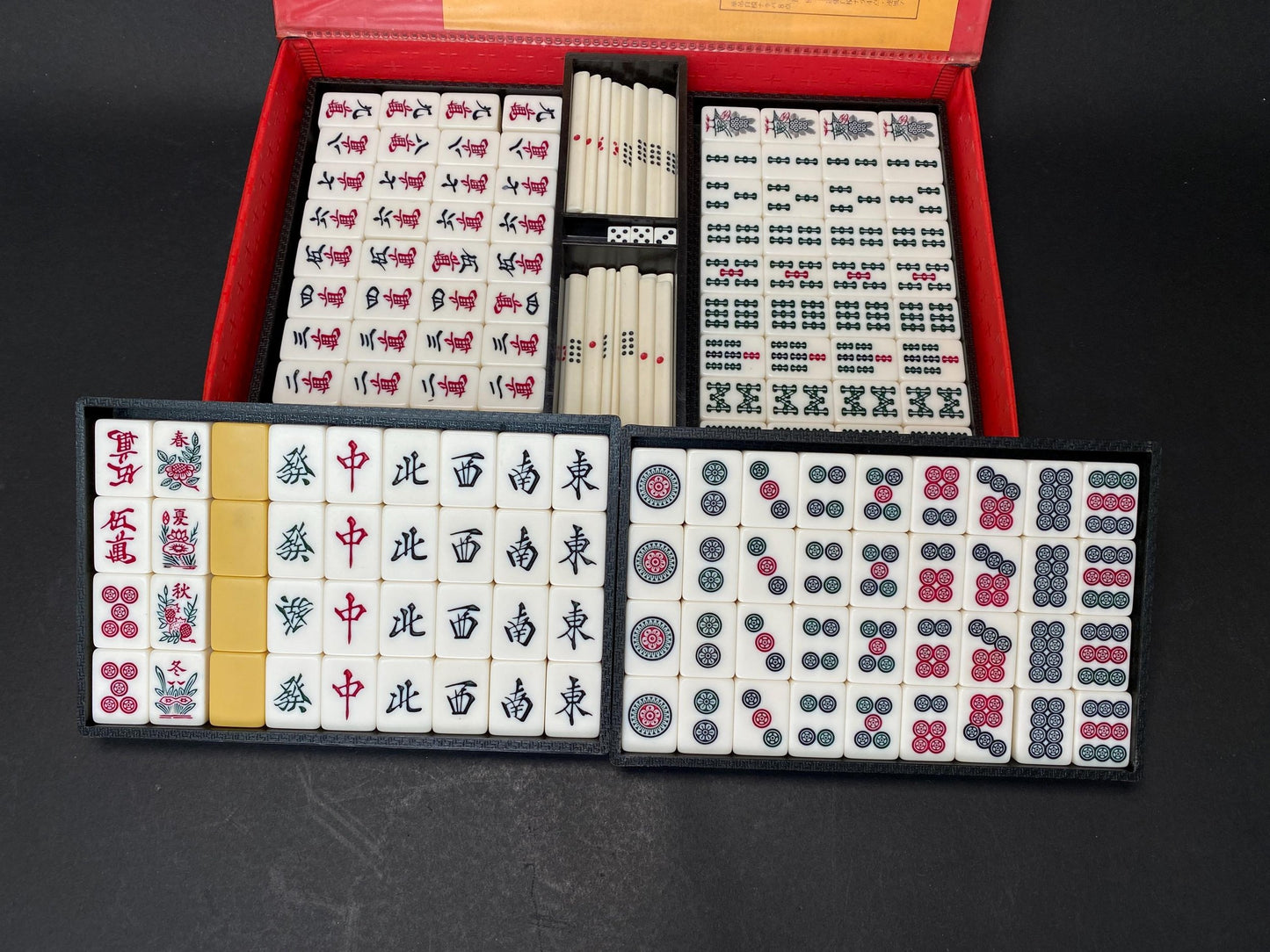 Japanese Riichi Mahjong Vintage Japan MVC Mah Jong Set, yellow back, with black portable Case Tile dealing game Vintage