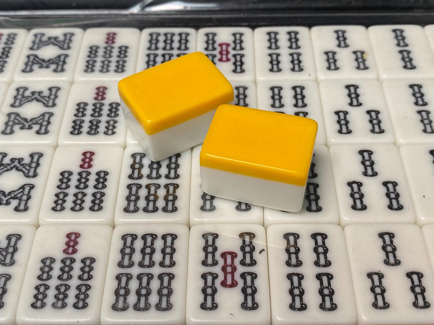 Japanese Riichi Mahjong MVC Set: 4 Red Fives Aka Dora, Yakitori Markers & Chips,  Rhinestone tile, Long Box Case, Yellow Back 6lbs