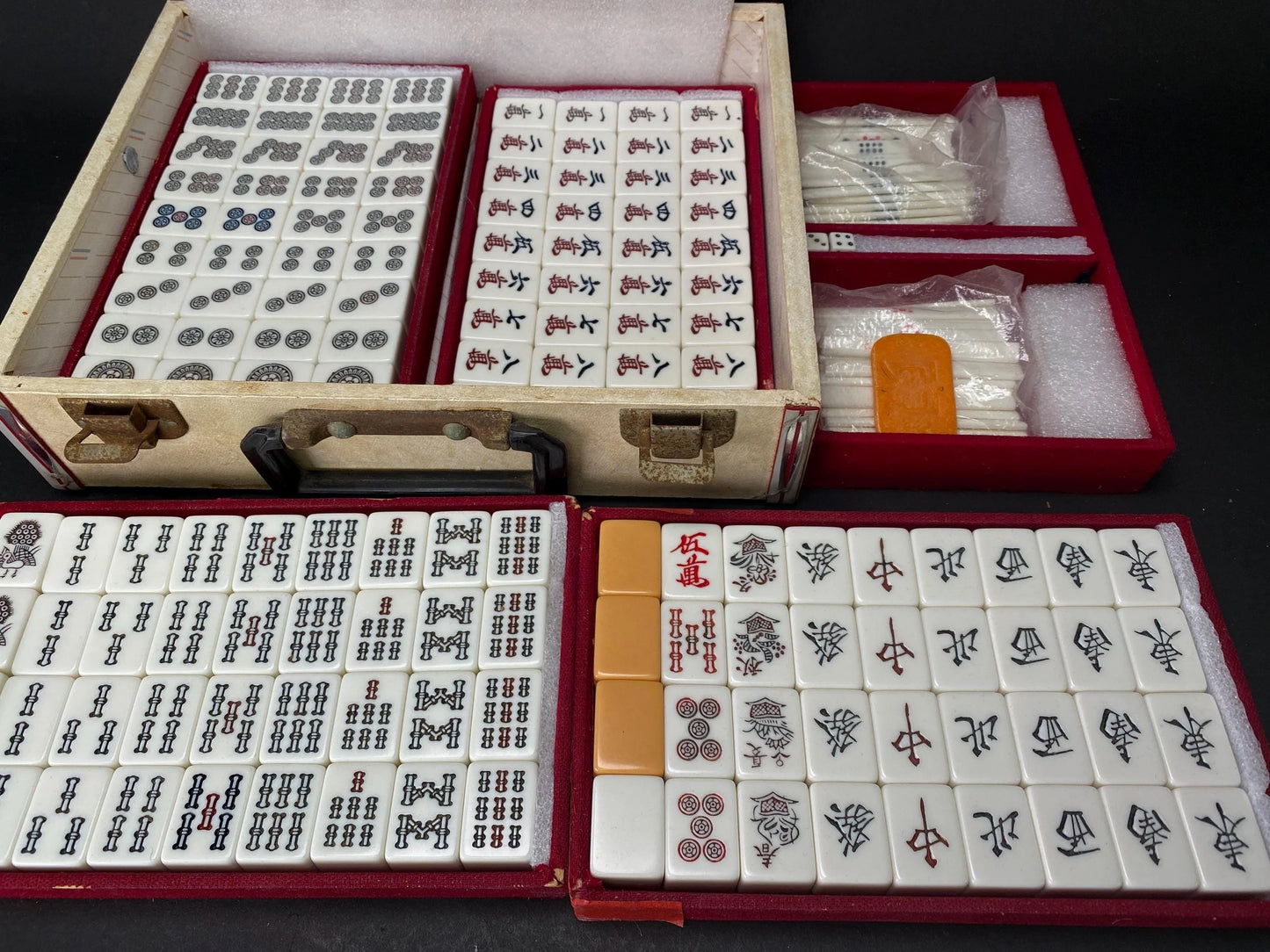 RARE Riichi Mahjong, Japanese MVC Mah Jong Set, Brand Geimudo, 4 Red Fives Aka Dora, White portable Big Unique Case, Tile dealing game