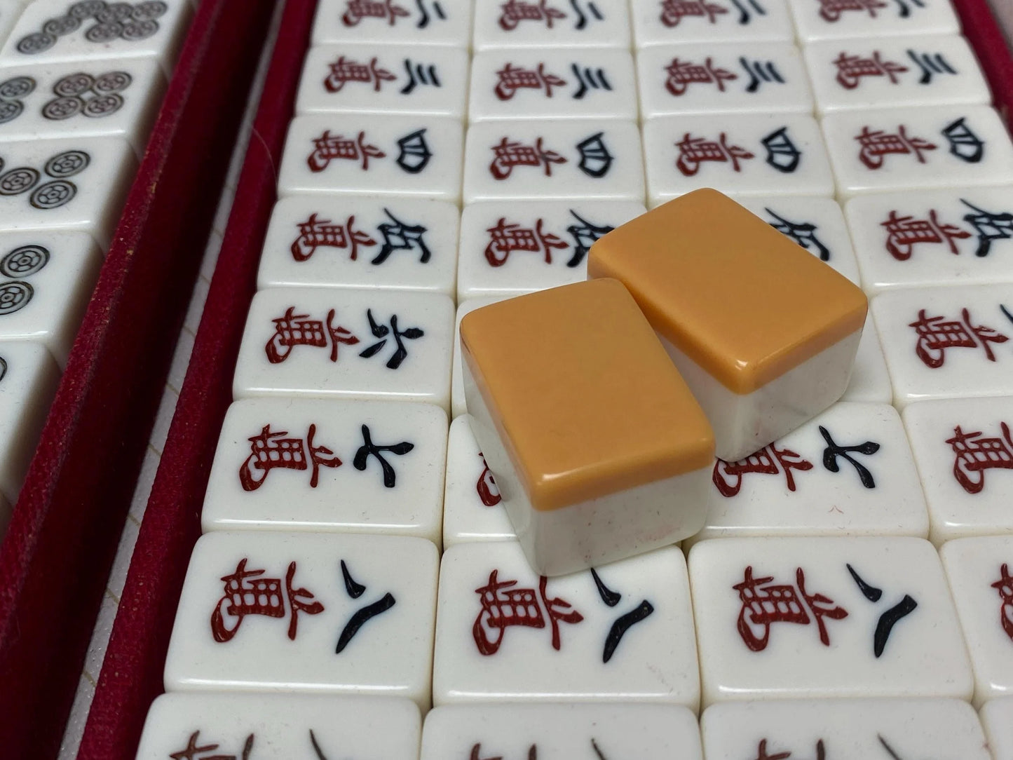 RARE Riichi Mahjong, Japanese MVC Mah Jong Set, Brand Geimudo, 4 Red Fives Aka Dora, White portable Big Unique Case, Tile dealing game