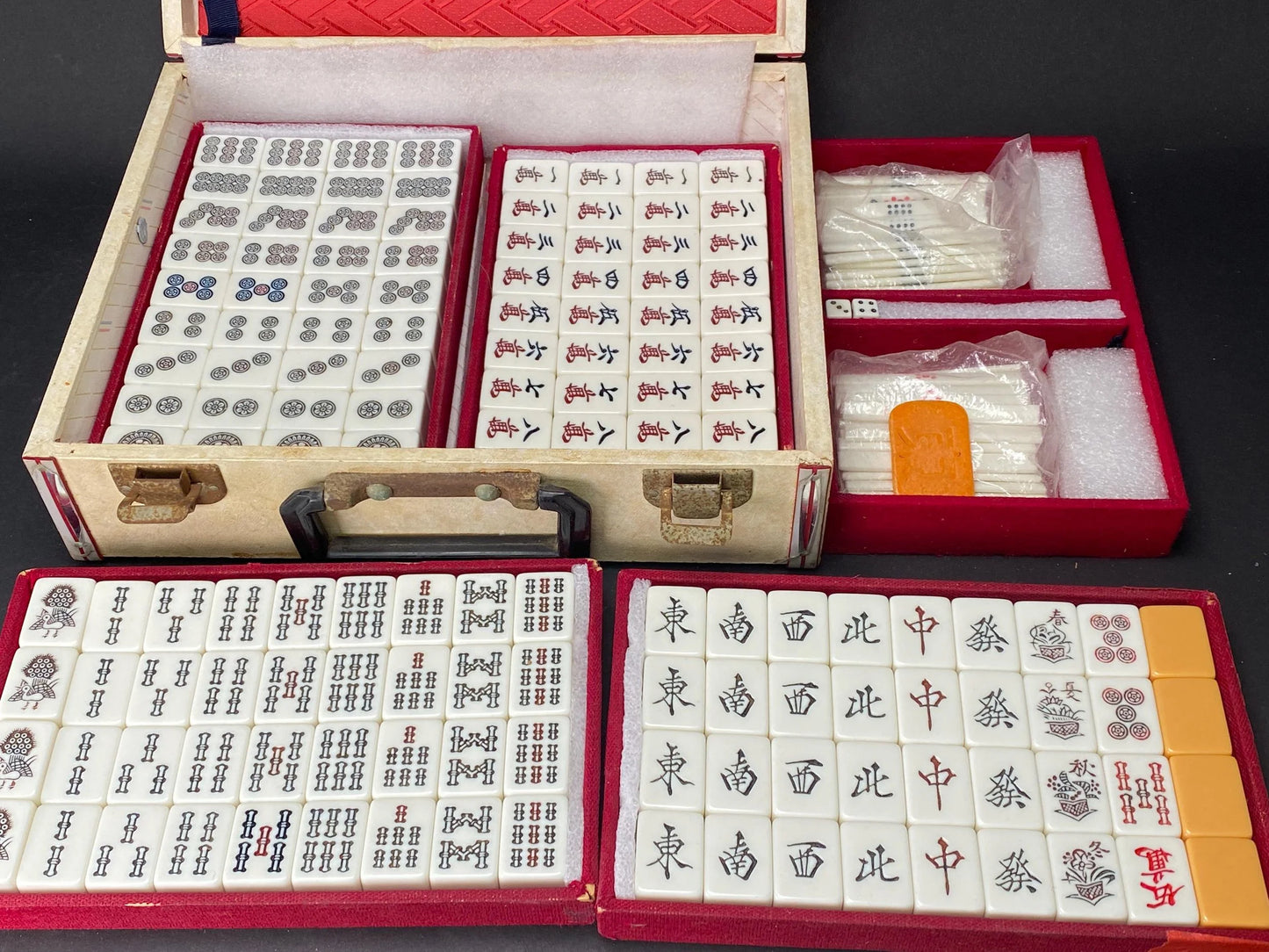RARE Riichi Mahjong, Japanese MVC Mah Jong Set, Brand Geimudo, 4 Red Fives Aka Dora, White portable Big Unique Case, Tile dealing game