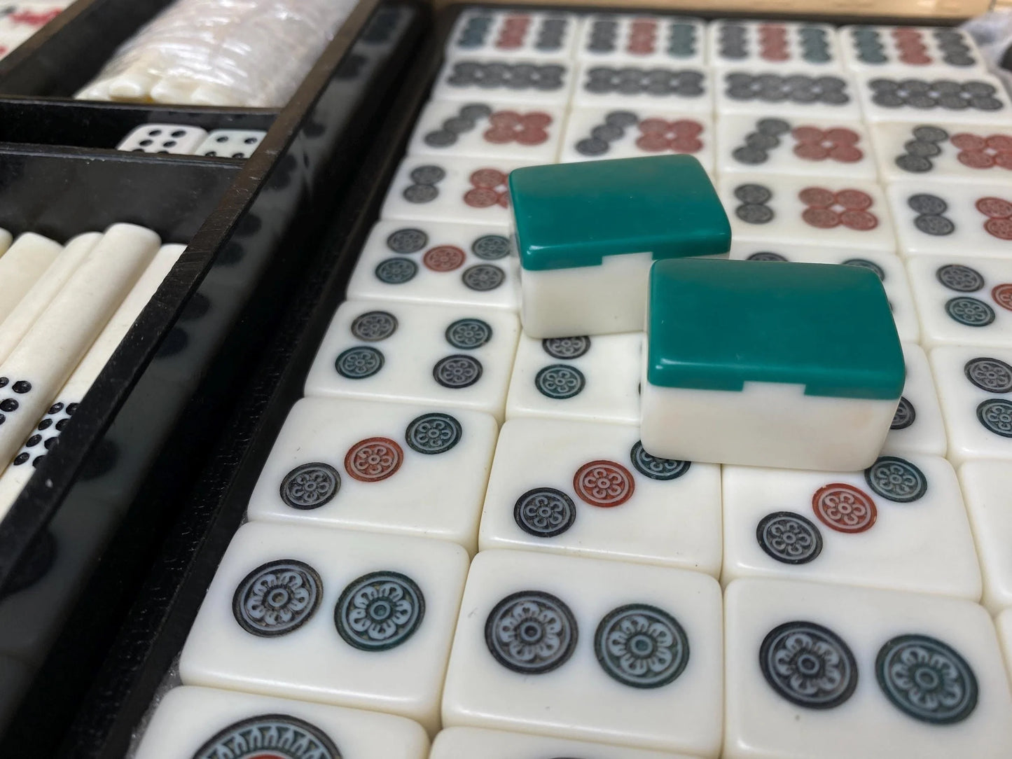 Japanese Riichi Mahjong tile Set: 4 Aka Dora, Green Back Resin Tiles Vintage MVC Mah Jong in Black Case, Made in Japan, Fast Ship USA