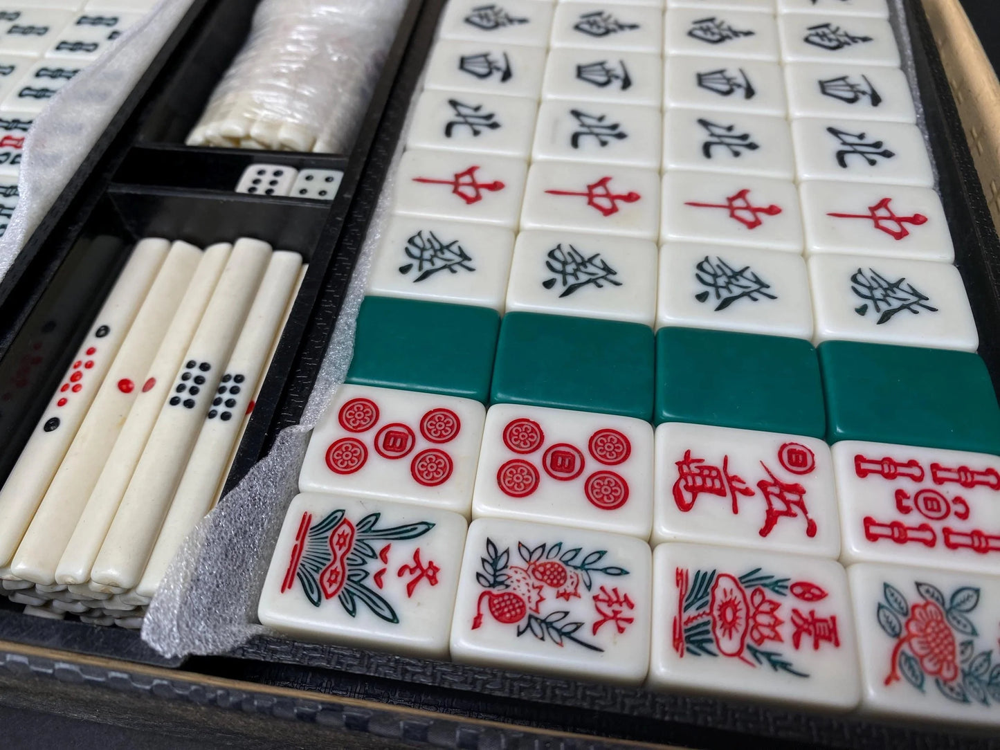 Japanese Riichi Mahjong tile Set: 4 Aka Dora, Green Back Resin Tiles Vintage MVC Mah Jong in Black Case, Made in Japan, Fast Ship USA