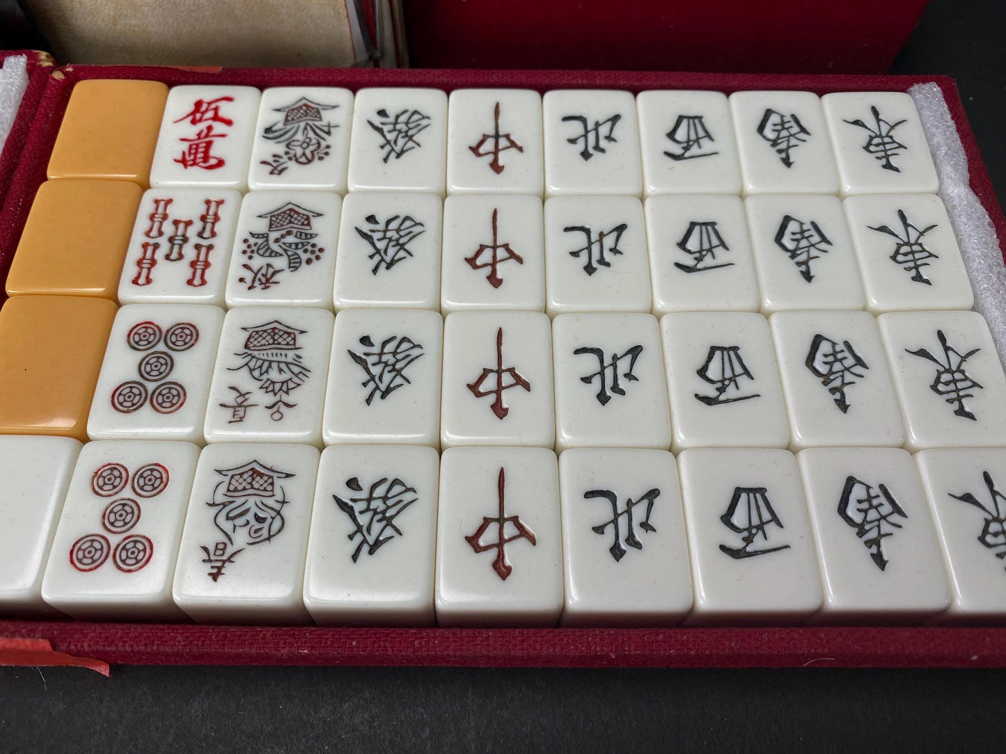 RARE Riichi Mahjong, Japanese MVC Mah Jong Set, Brand Geimudo, 4 Red Fives Aka Dora, White portable Big Unique Case, Tile dealing game