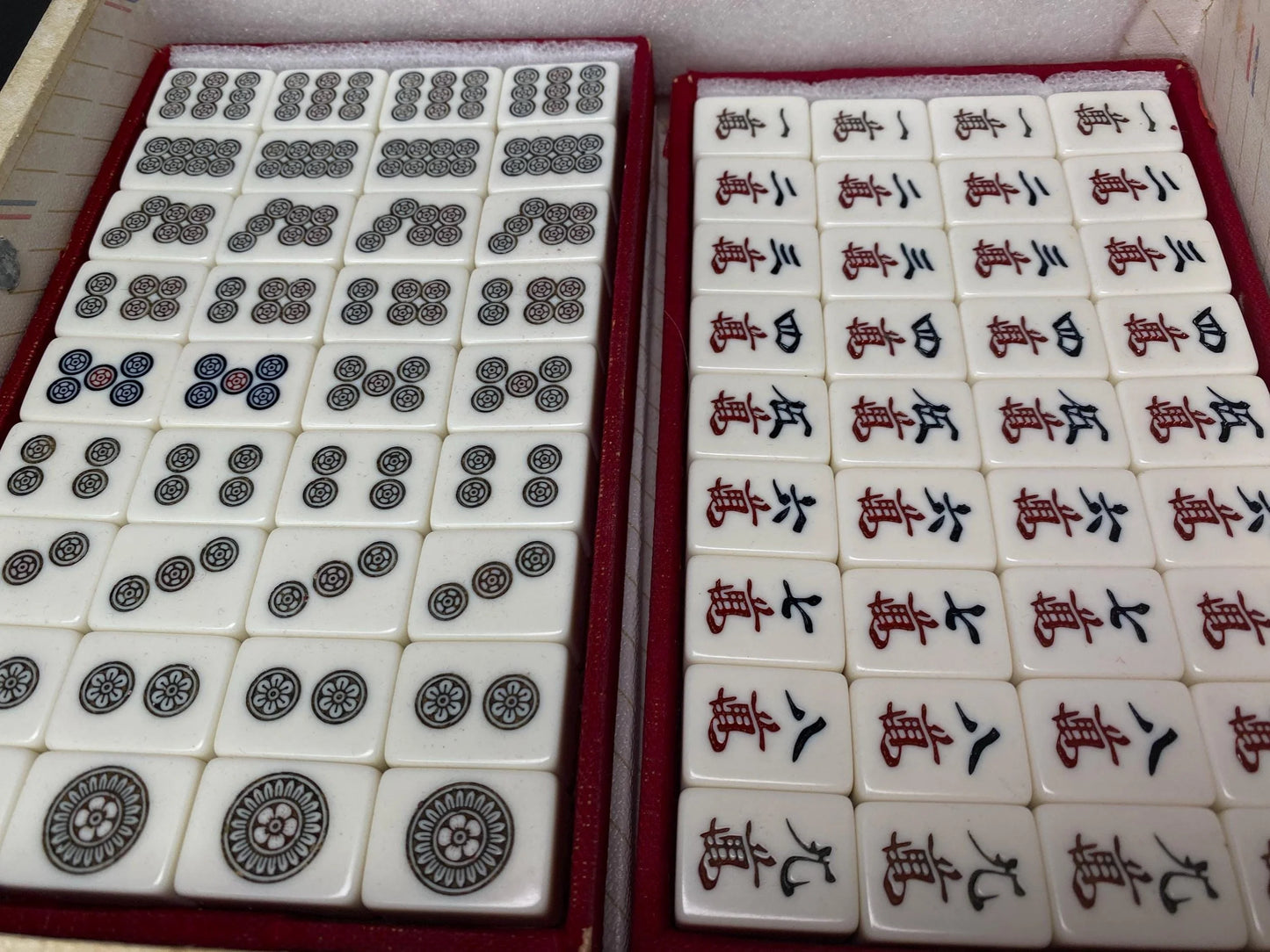 RARE Riichi Mahjong, Japanese MVC Mah Jong Set, Brand Geimudo, 4 Red Fives Aka Dora, White portable Big Unique Case, Tile dealing game