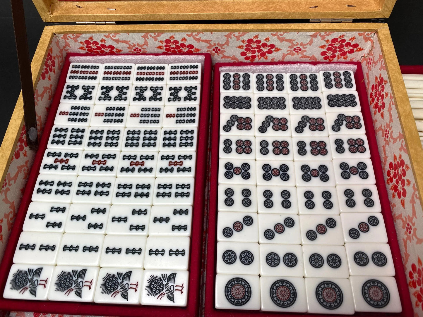 RARE Riichi Mahjong, Japanese MVC Mah Jong Set, 4 Red Fives Aka Dora, White portable Big Unique Case, Tile dealing game