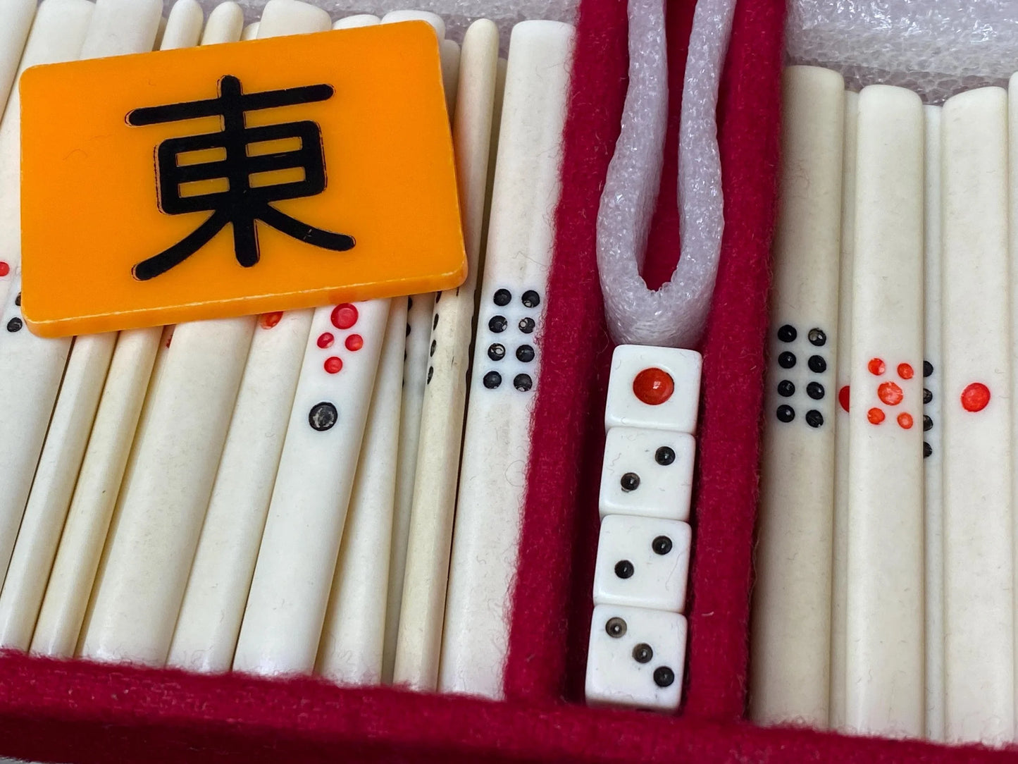 RARE Riichi Mahjong, Japanese MVC Mah Jong Set, 4 Red Fives Aka Dora, White portable Big Unique Case, Tile dealing game