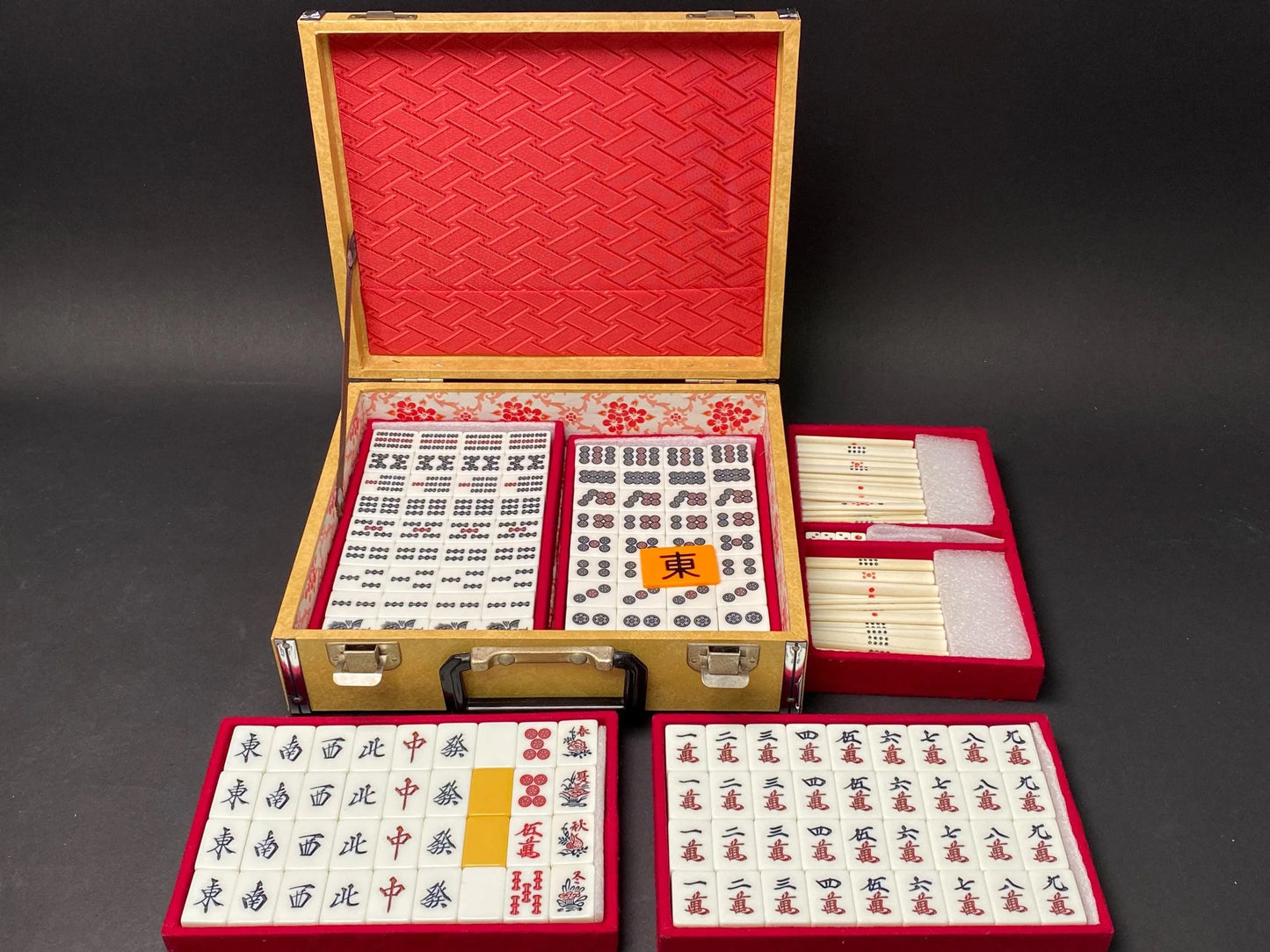 RARE Riichi Mahjong, Japanese MVC Mah Jong Set, 4 Red Fives Aka Dora, White portable Big Unique Case, Tile dealing game
