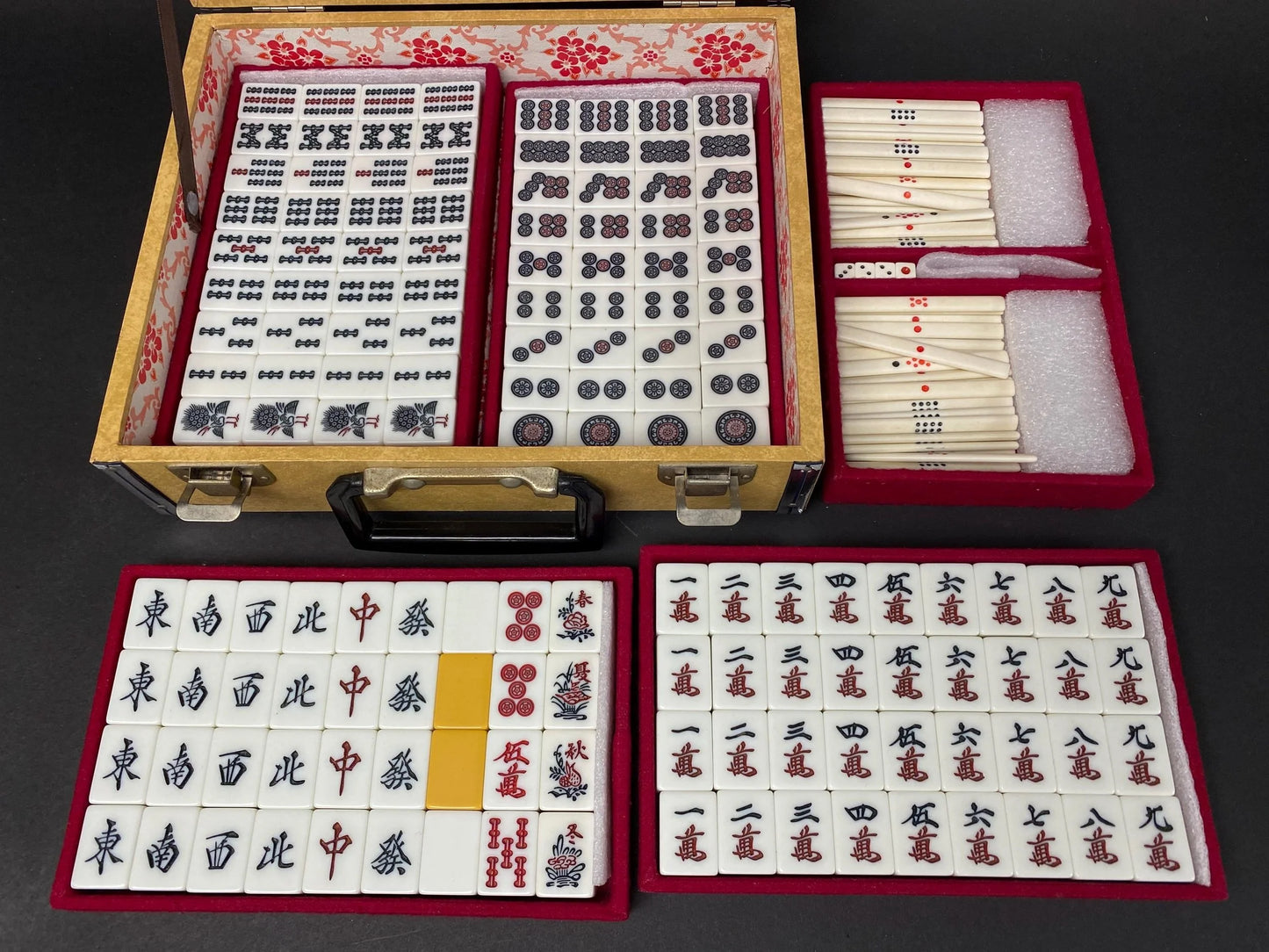RARE Riichi Mahjong, Japanese MVC Mah Jong Set, 4 Red Fives Aka Dora, White portable Big Unique Case, Tile dealing game