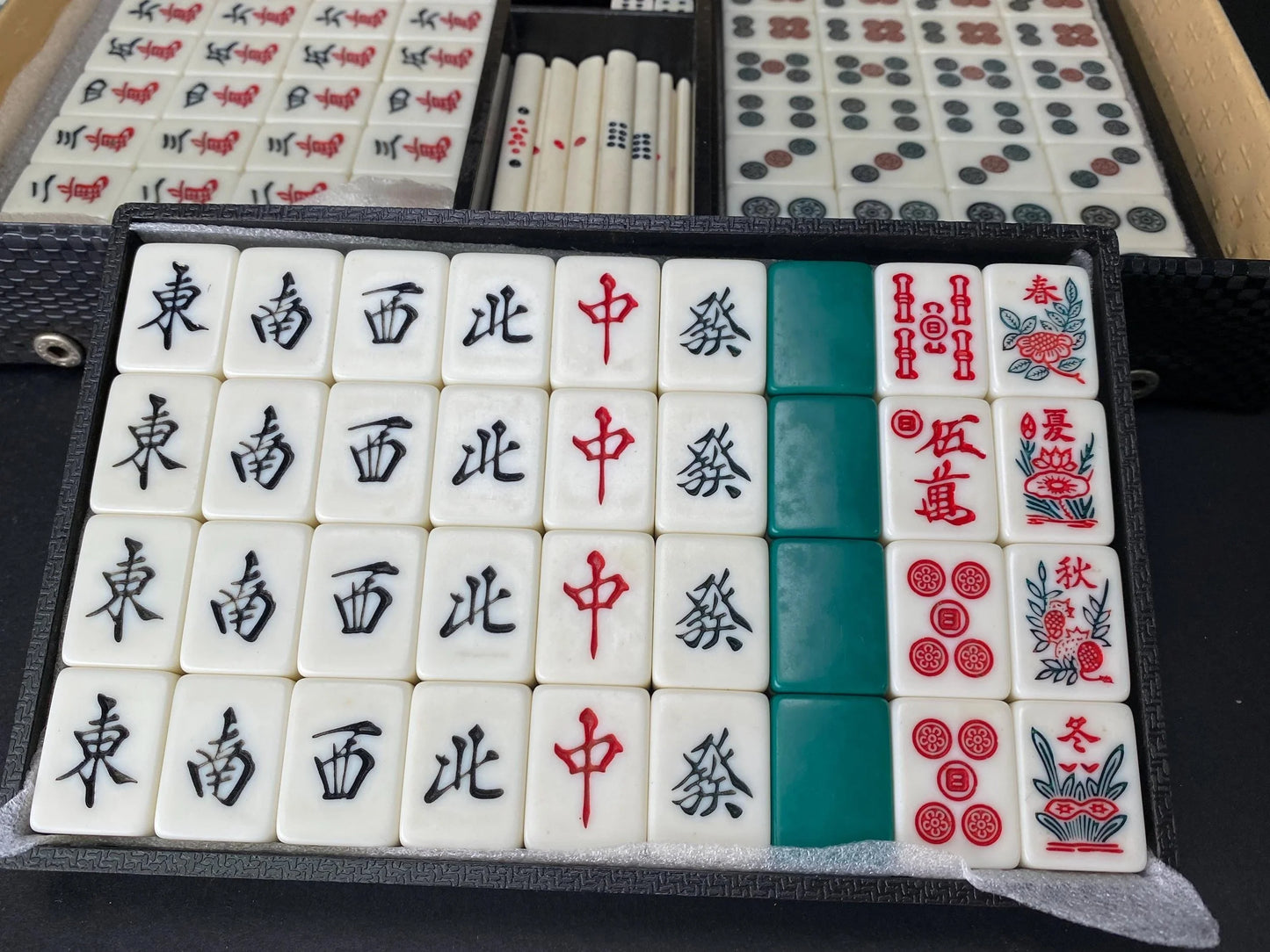 Japanese Riichi Mahjong tile Set: 4 Aka Dora, Green Back Resin Tiles Vintage MVC Mah Jong in Black Case, Made in Japan, Fast Ship USA