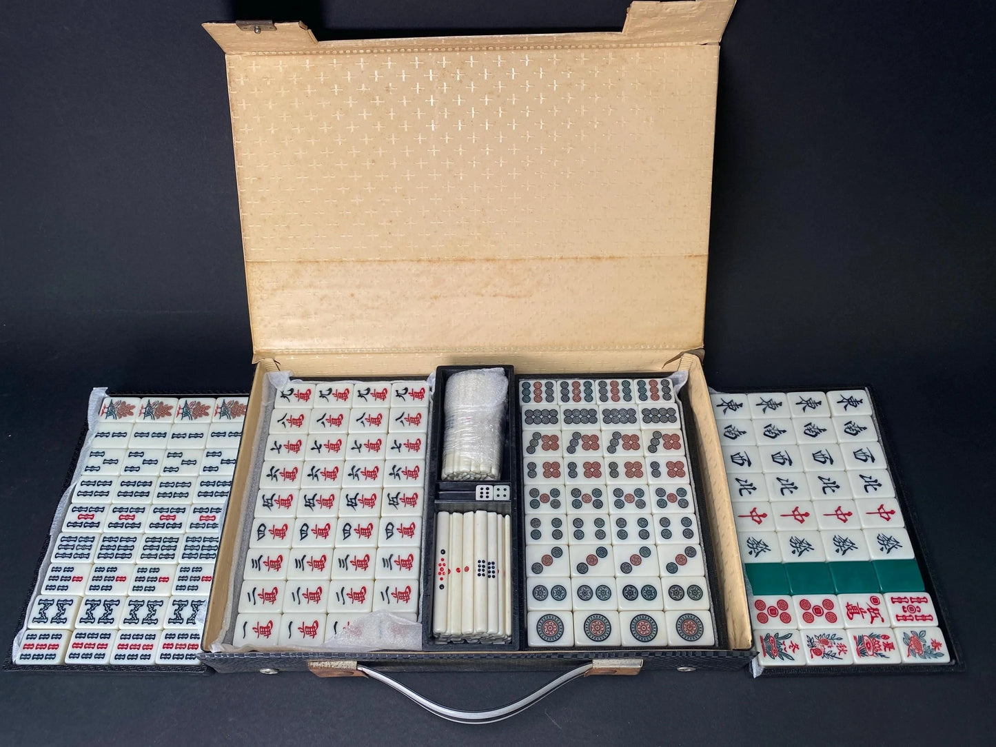 Japanese Riichi Mahjong tile Set: 4 Aka Dora, Green Back Resin Tiles Vintage MVC Mah Jong in Black Case, Made in Japan, Fast Ship USA
