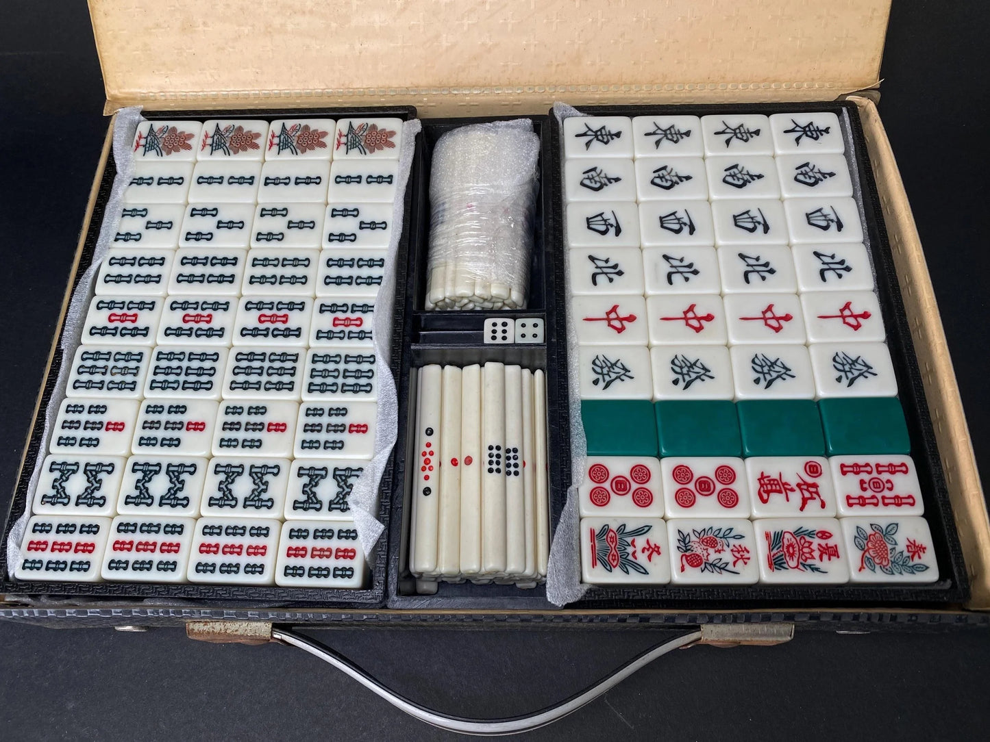 Japanese Riichi Mahjong tile Set: 4 Aka Dora, Green Back Resin Tiles Vintage MVC Mah Jong in Black Case, Made in Japan, Fast Ship USA