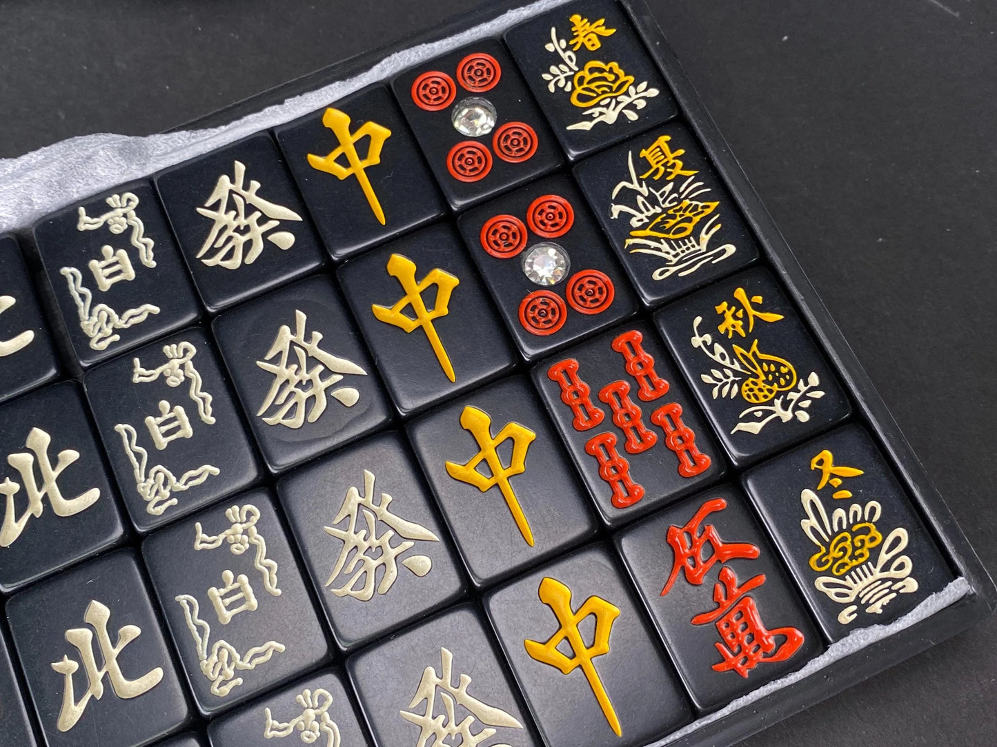 Black Kuro-pai Riichi Mahjong Set with Red Fives