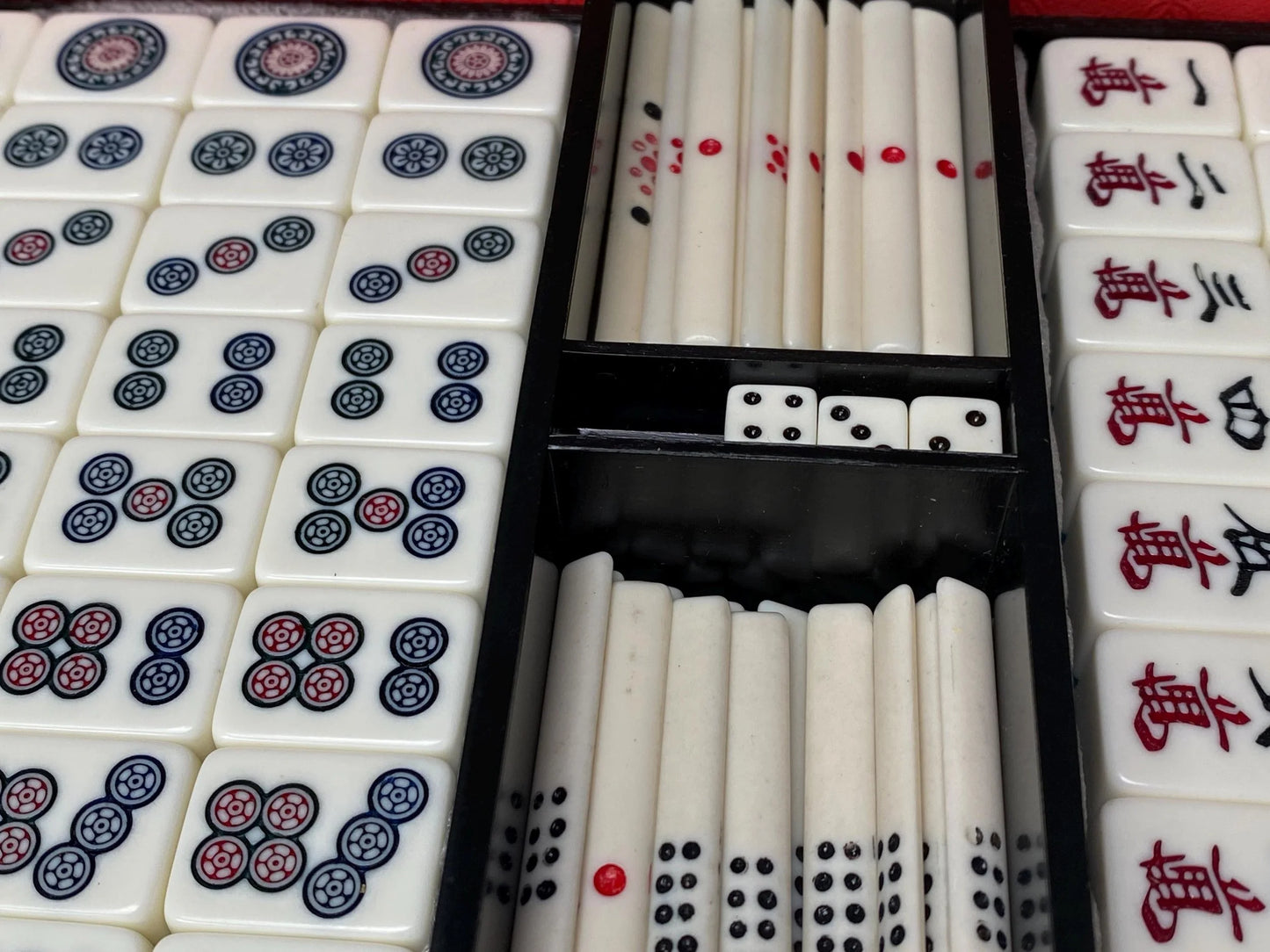 Japanese Riichi Mahjong Set Green Back Tiles, 4 Red Fives Aka Dora, Late Showa Era Retro Riichi Game in Black Flat Case