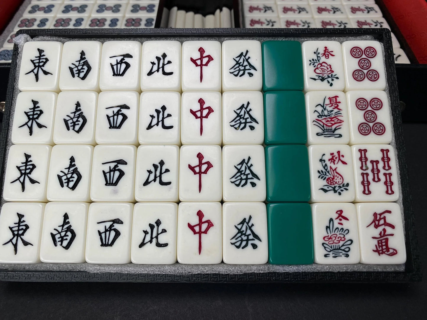 Japanese Riichi Mahjong Set Green Back Tiles, 4 Red Fives Aka Dora, Late Showa Era Retro Riichi Game in Black Flat Case