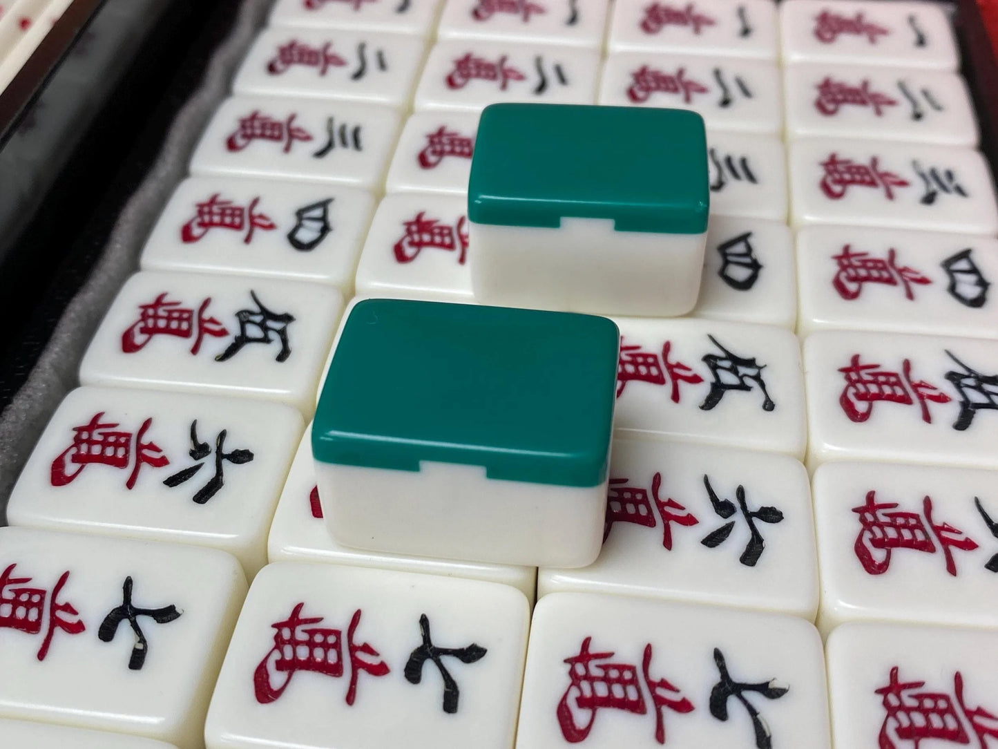 Japanese Riichi Mahjong Set Green Back Tiles, 4 Red Fives Aka Dora, Late Showa Era Retro Riichi Game in Black Flat Case